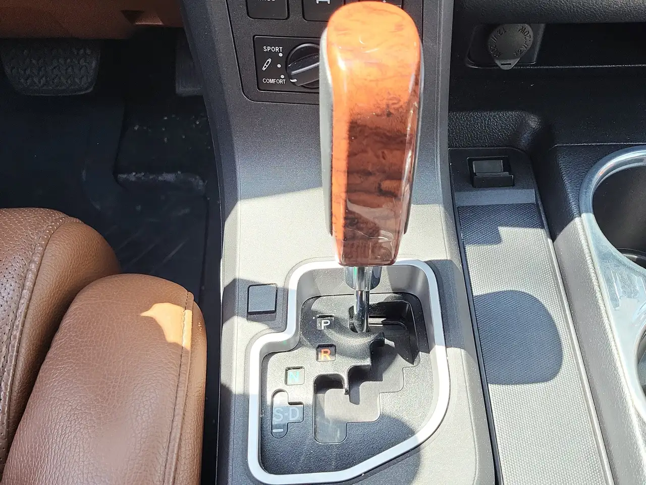 Toyota Sequoia снимка Toyota Sequoia