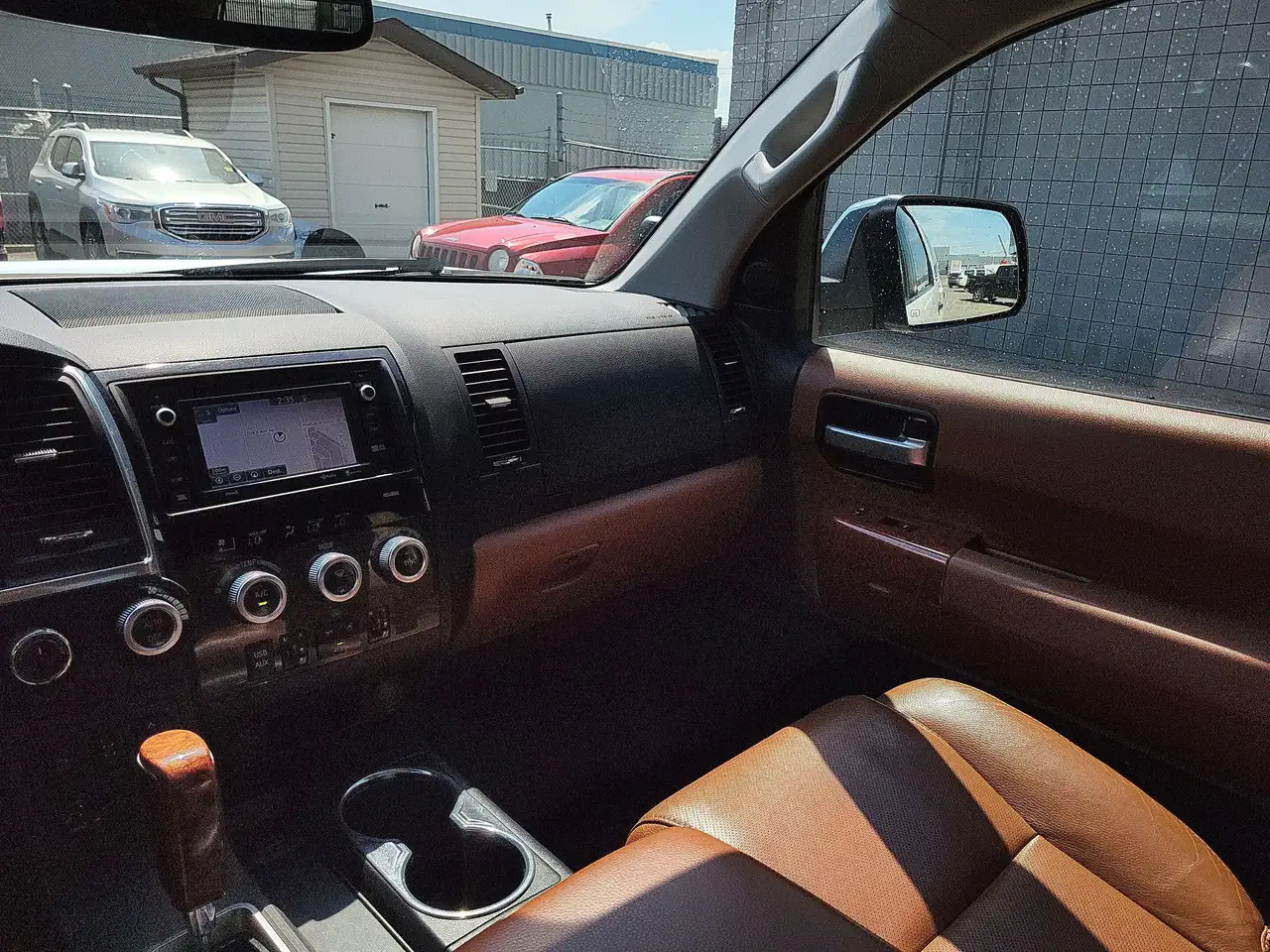 Toyota Sequoia снимка Toyota Sequoia