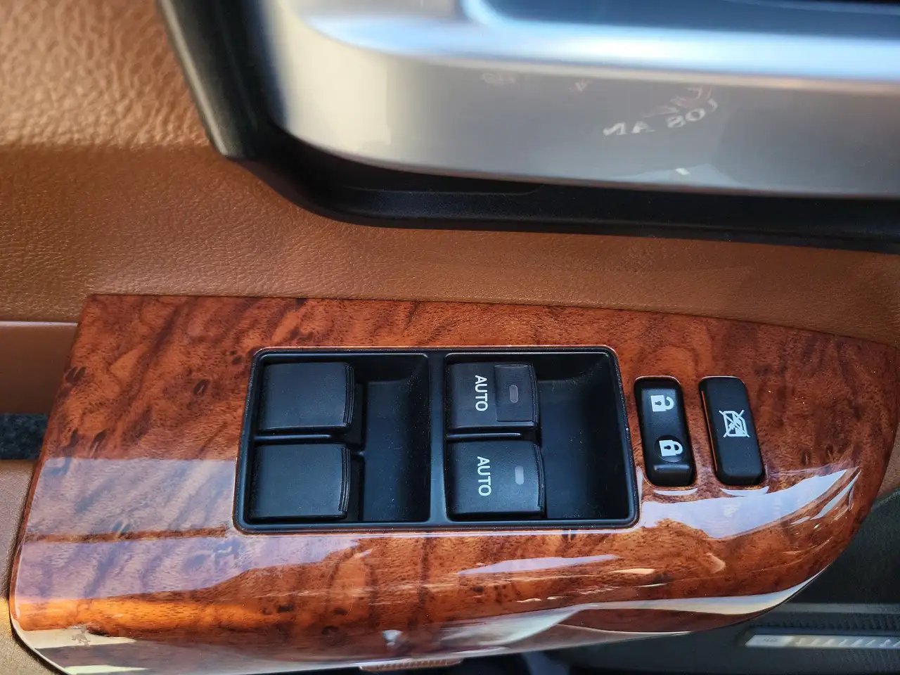 Toyota Sequoia снимка Toyota Sequoia