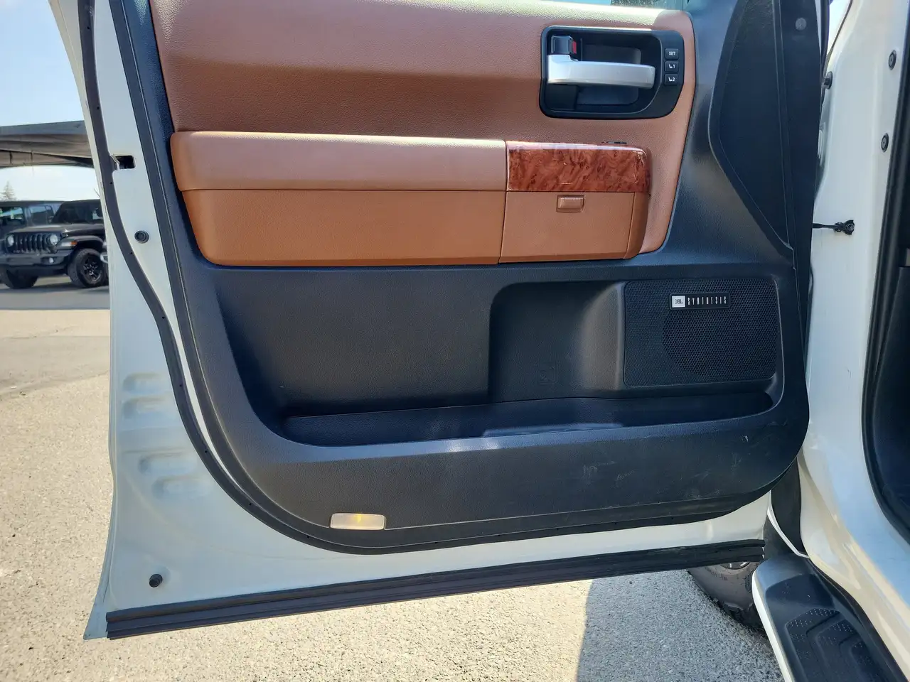 Toyota Sequoia снимка Toyota Sequoia