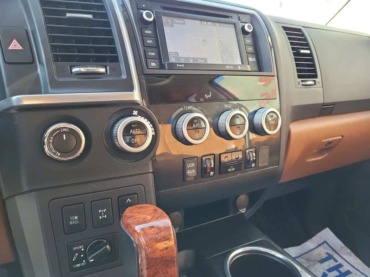 Toyota Sequoia снимка Toyota Sequoia