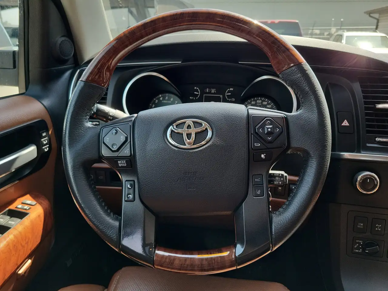 Toyota Sequoia снимка Toyota Sequoia