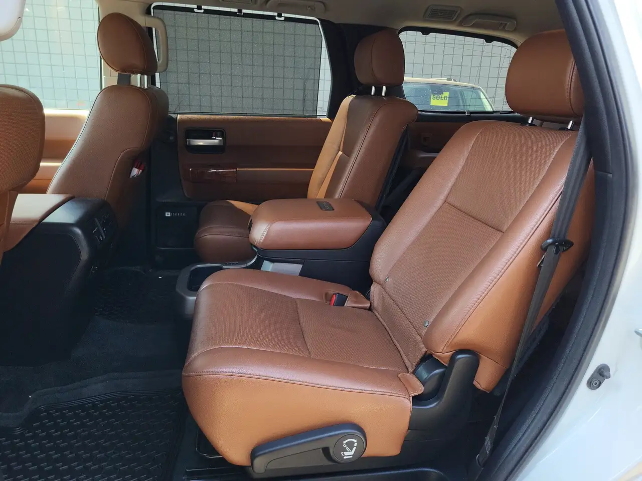 Toyota Sequoia снимка Toyota Sequoia