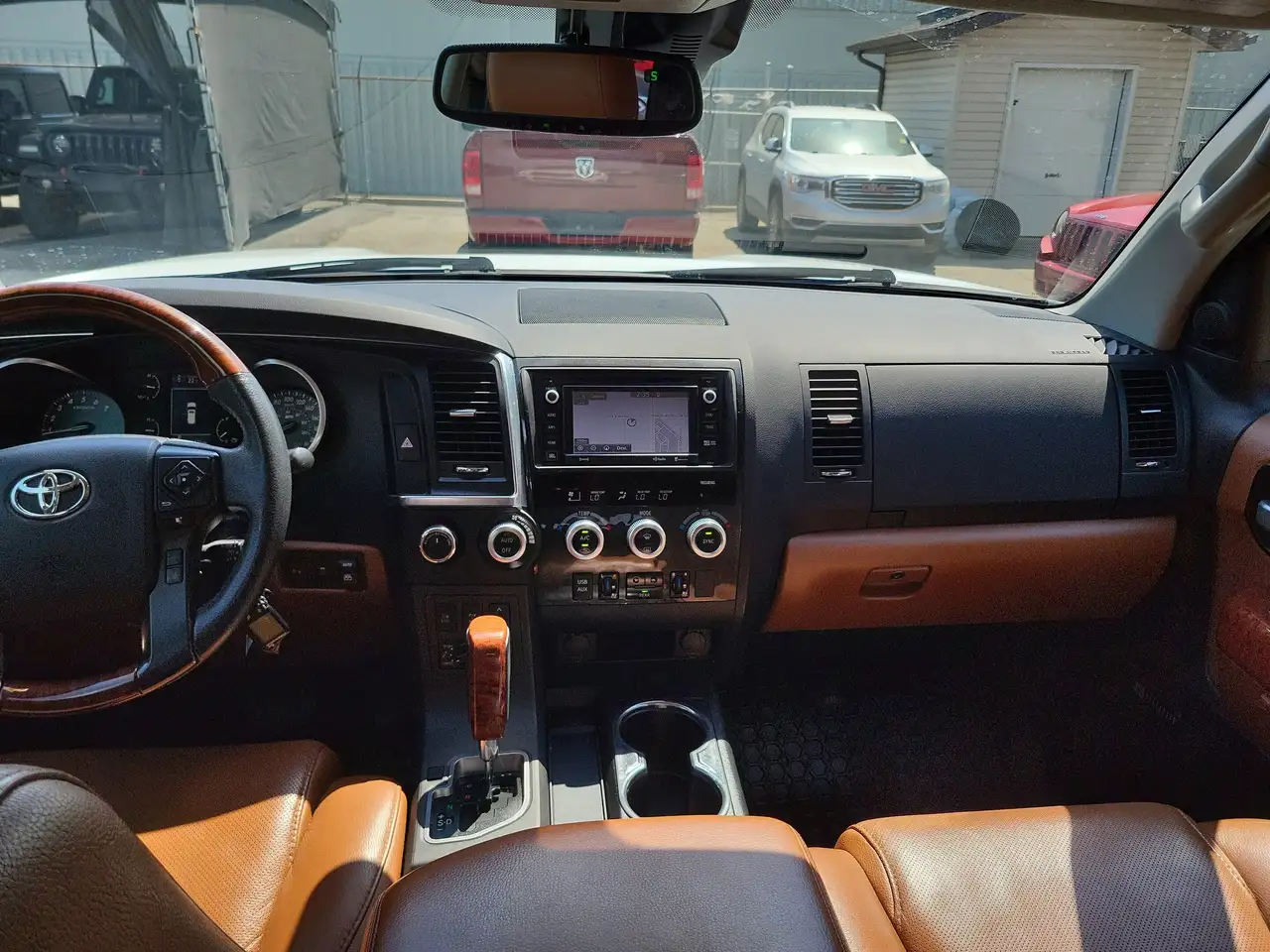 Toyota Sequoia снимка Toyota Sequoia