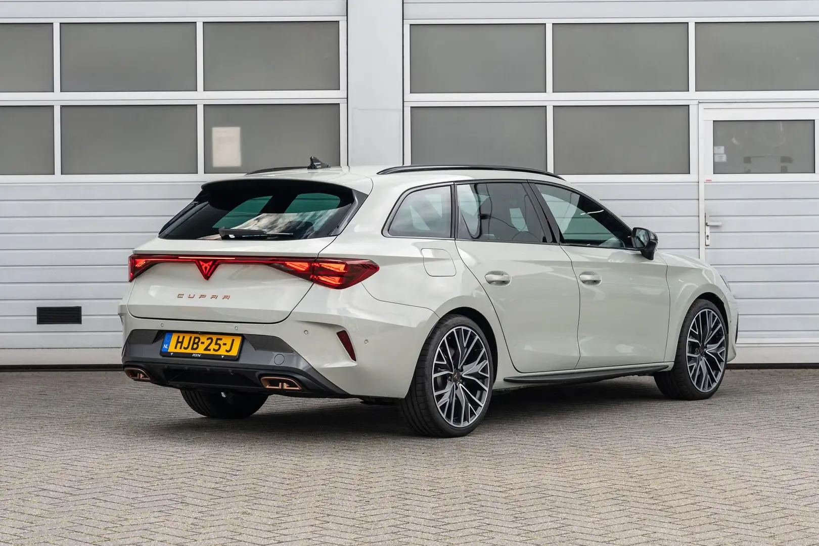 CUPRA Leon Sportstourer 1.5 TSI 272pk e-Hybrid VZ Performance Grijs - 2
