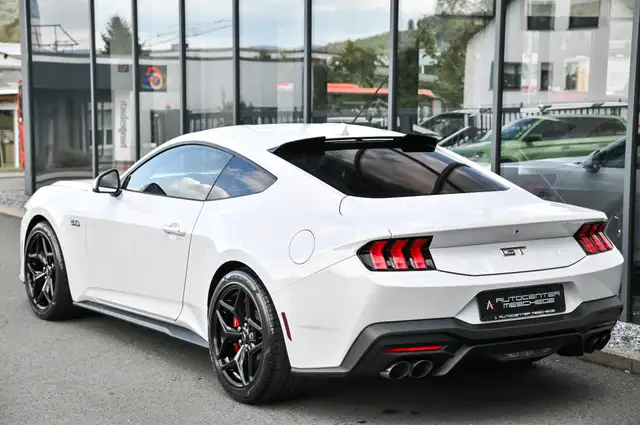 Ford Mustang view 5