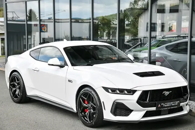 Ford Mustang view 3