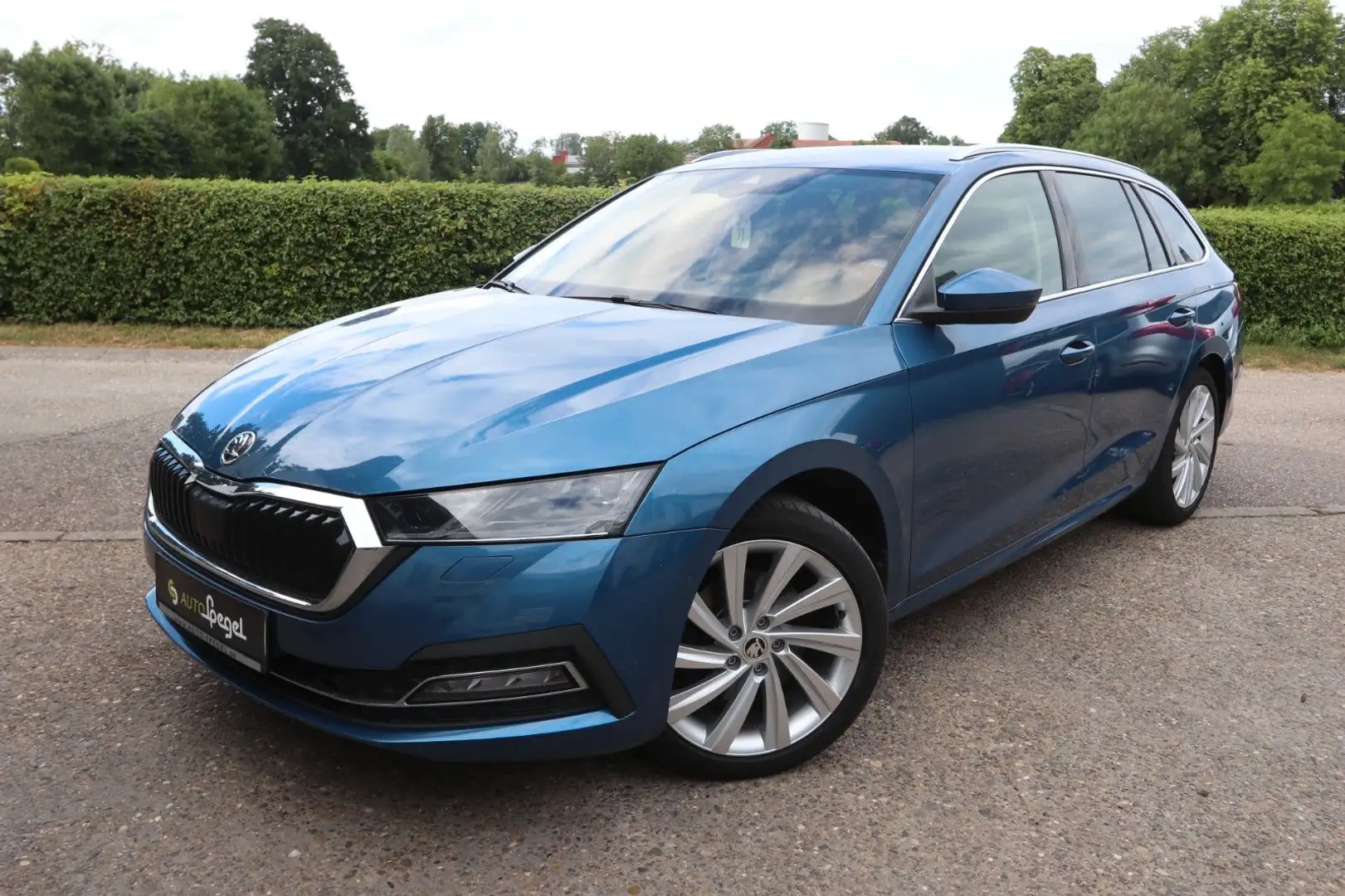 Skoda Octavia Combi First Edition Navi LED AHK Kamera Blau - 1