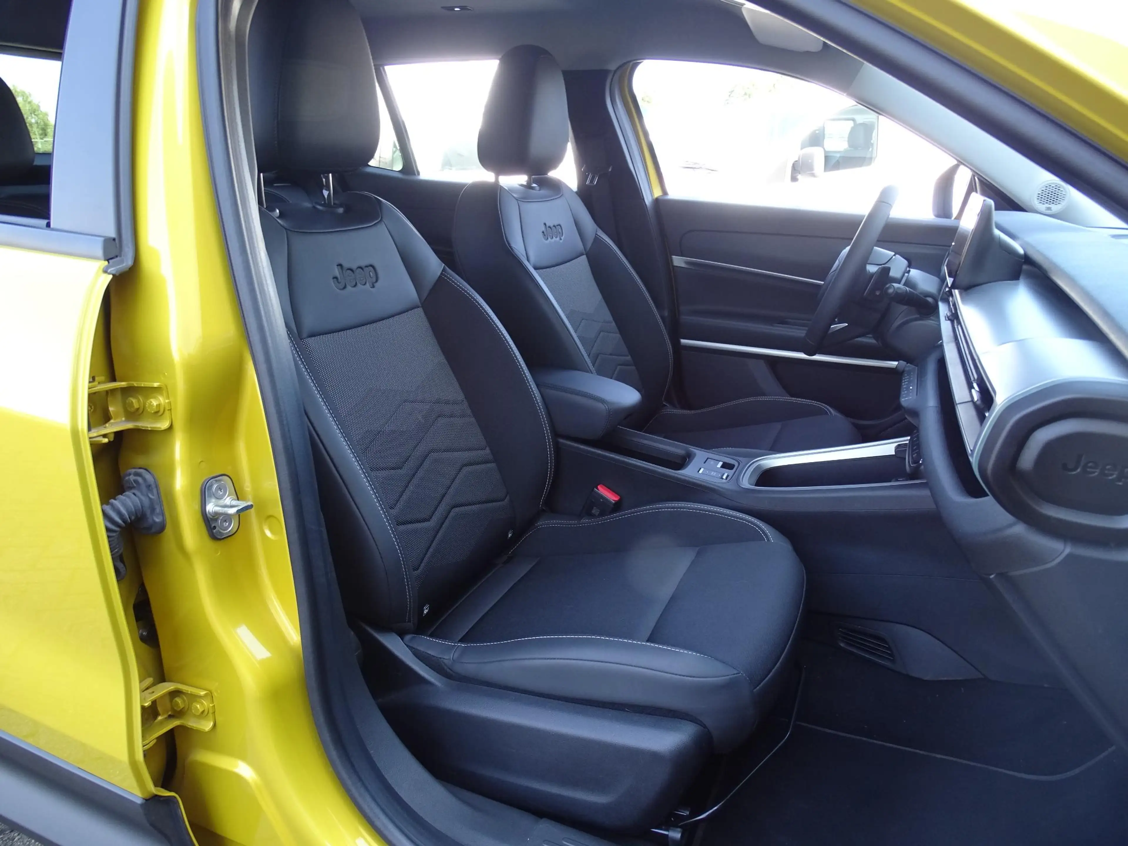 Jeep Avenger 1.2 e-Hybrid Summit — photo 14