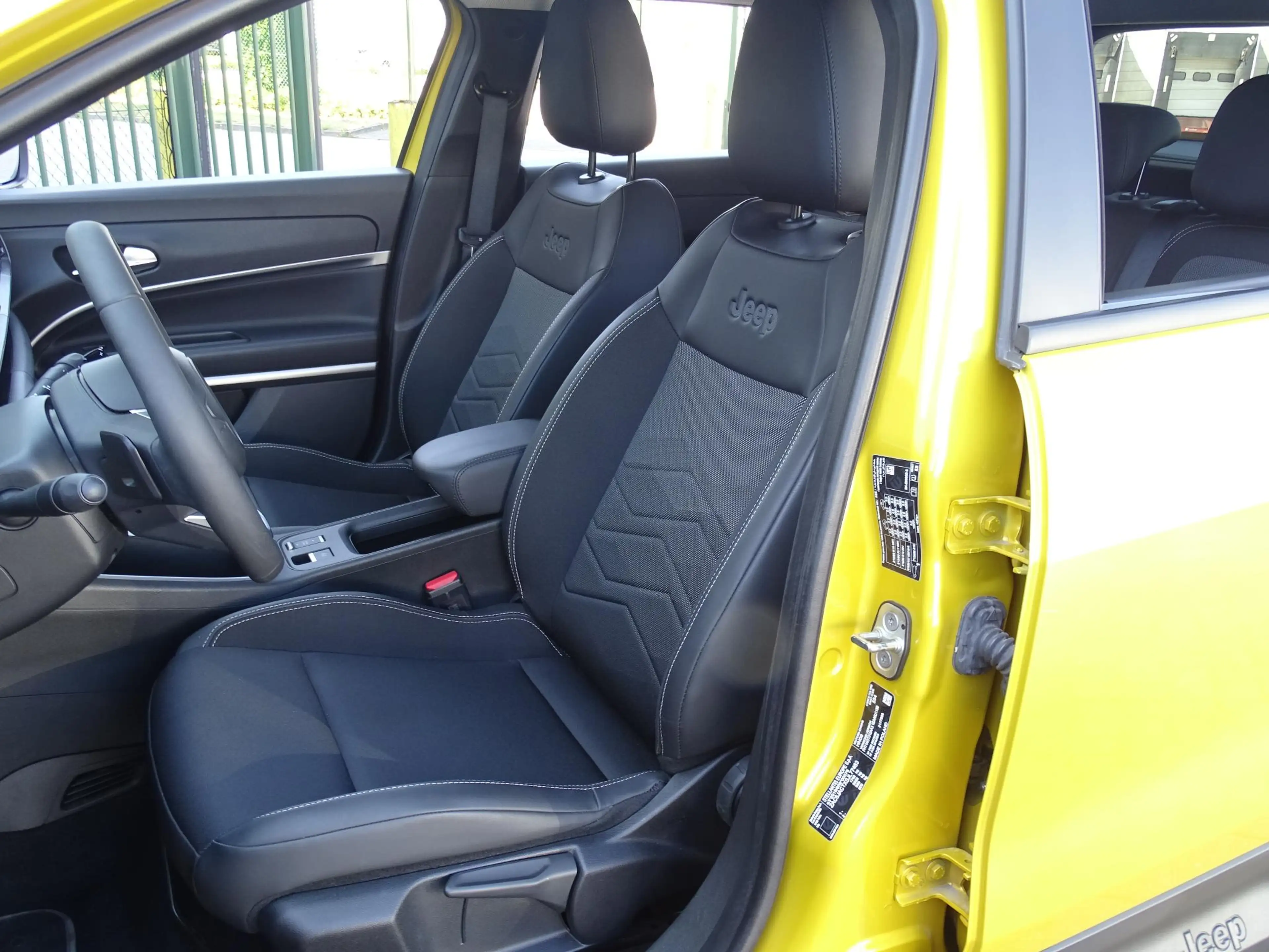 Jeep Avenger 1.2 e-Hybrid Summit — photo 12