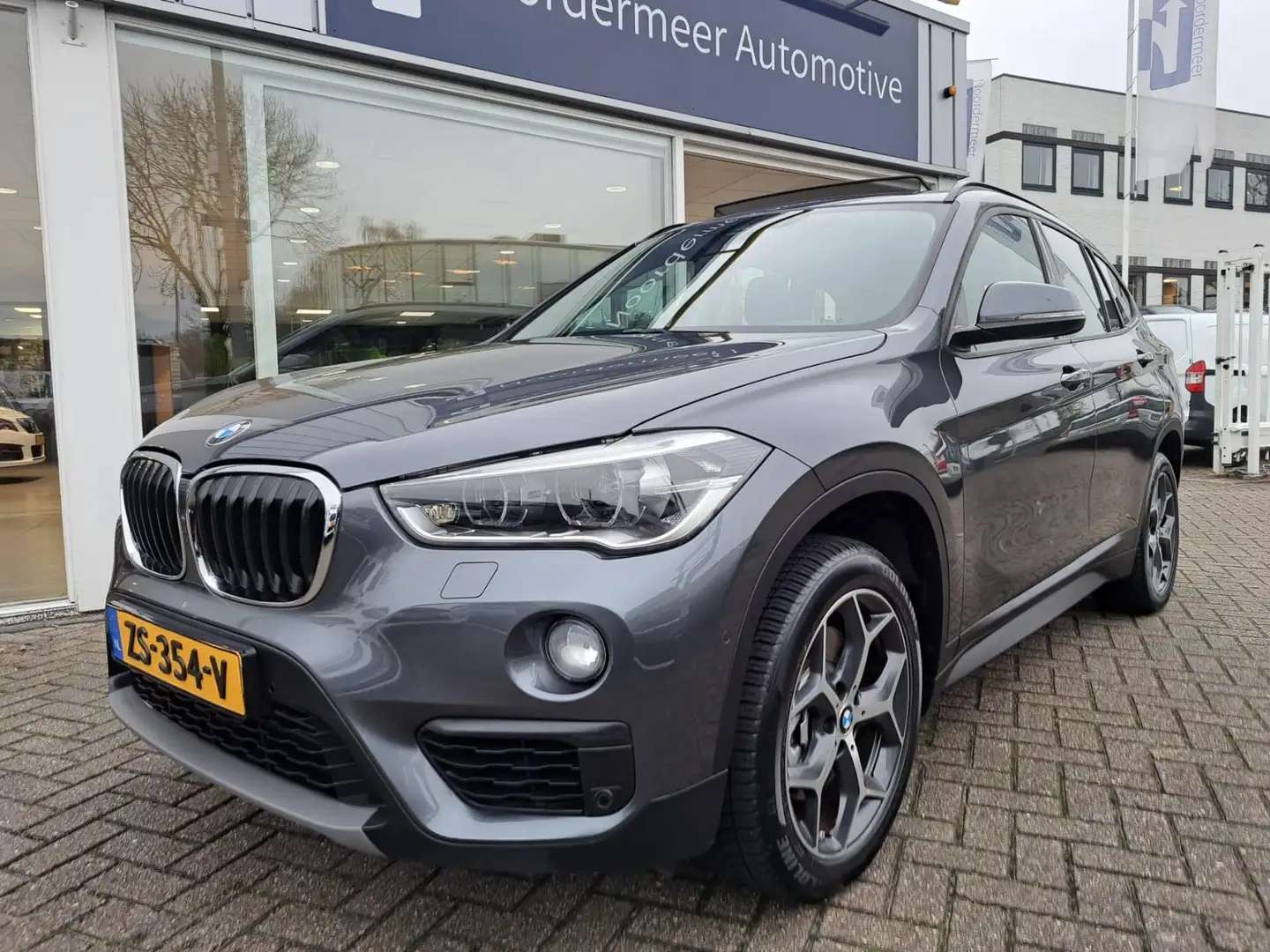 BMW X1 2.0i sDrive High Executive panoramadak / navigatie Gris - 1