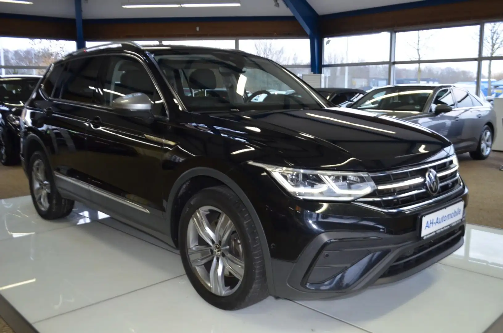 Volkswagen Tiguan Allspace Life 4Motion XENON / NAVI /LEDER Schwarz - 2