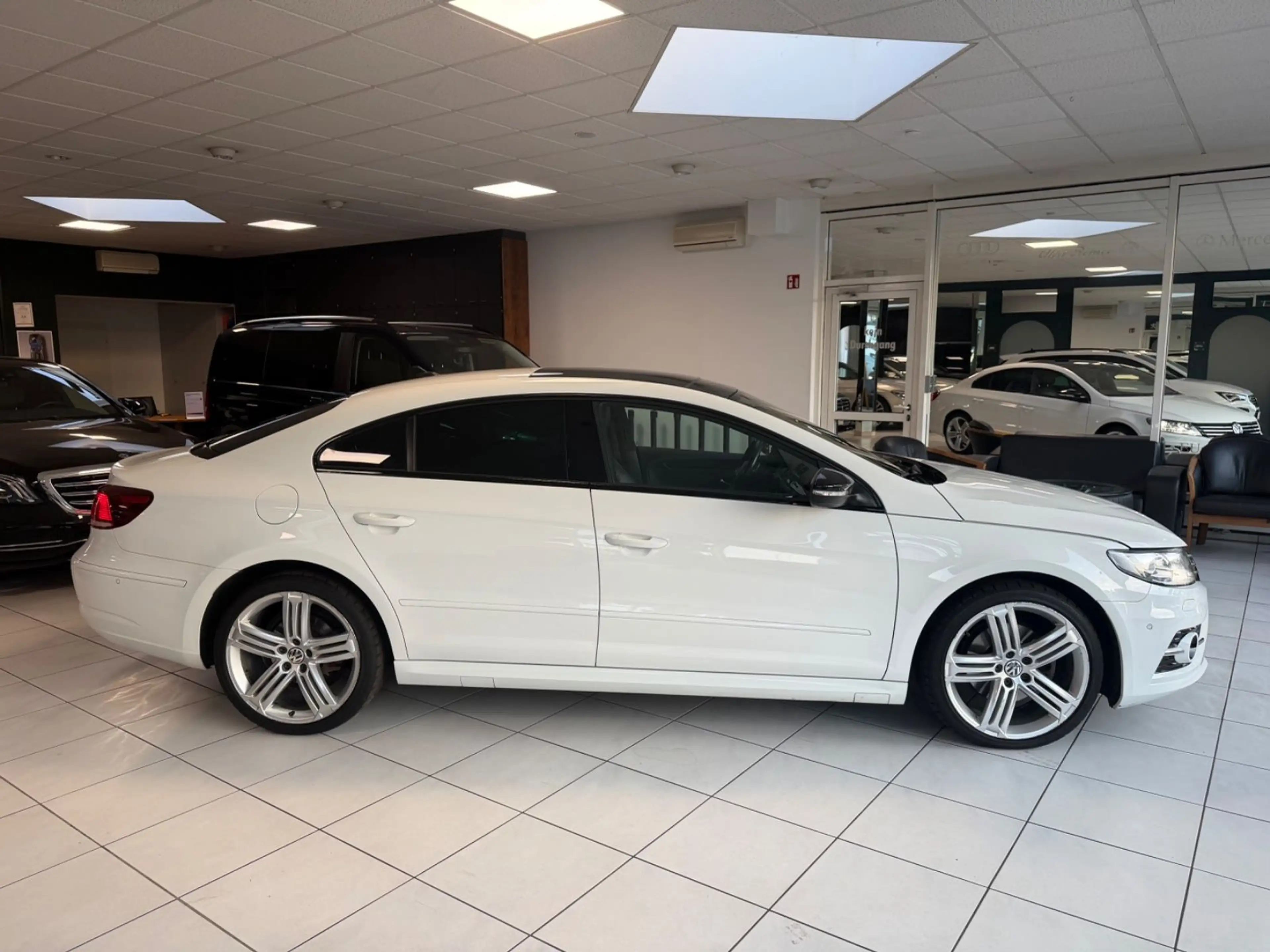 Volkswagen CC 2.0 TDI Dynamic Black R Line PANO KAMERA DCC — photo 4