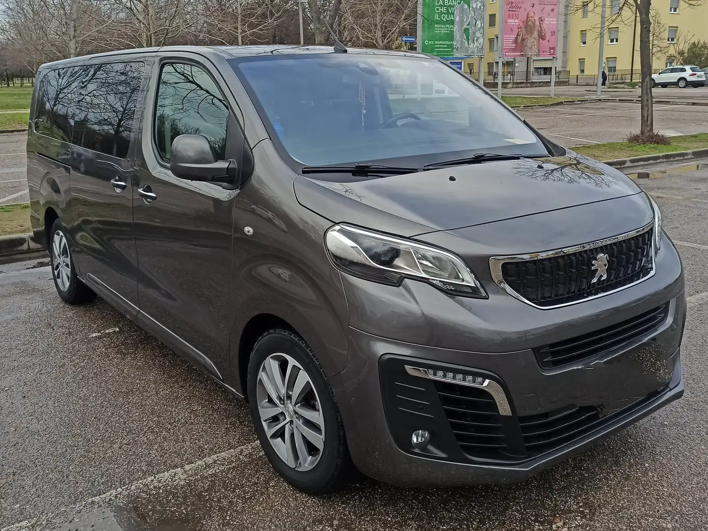 Peugeot Traveller Business vip Grijs - 1