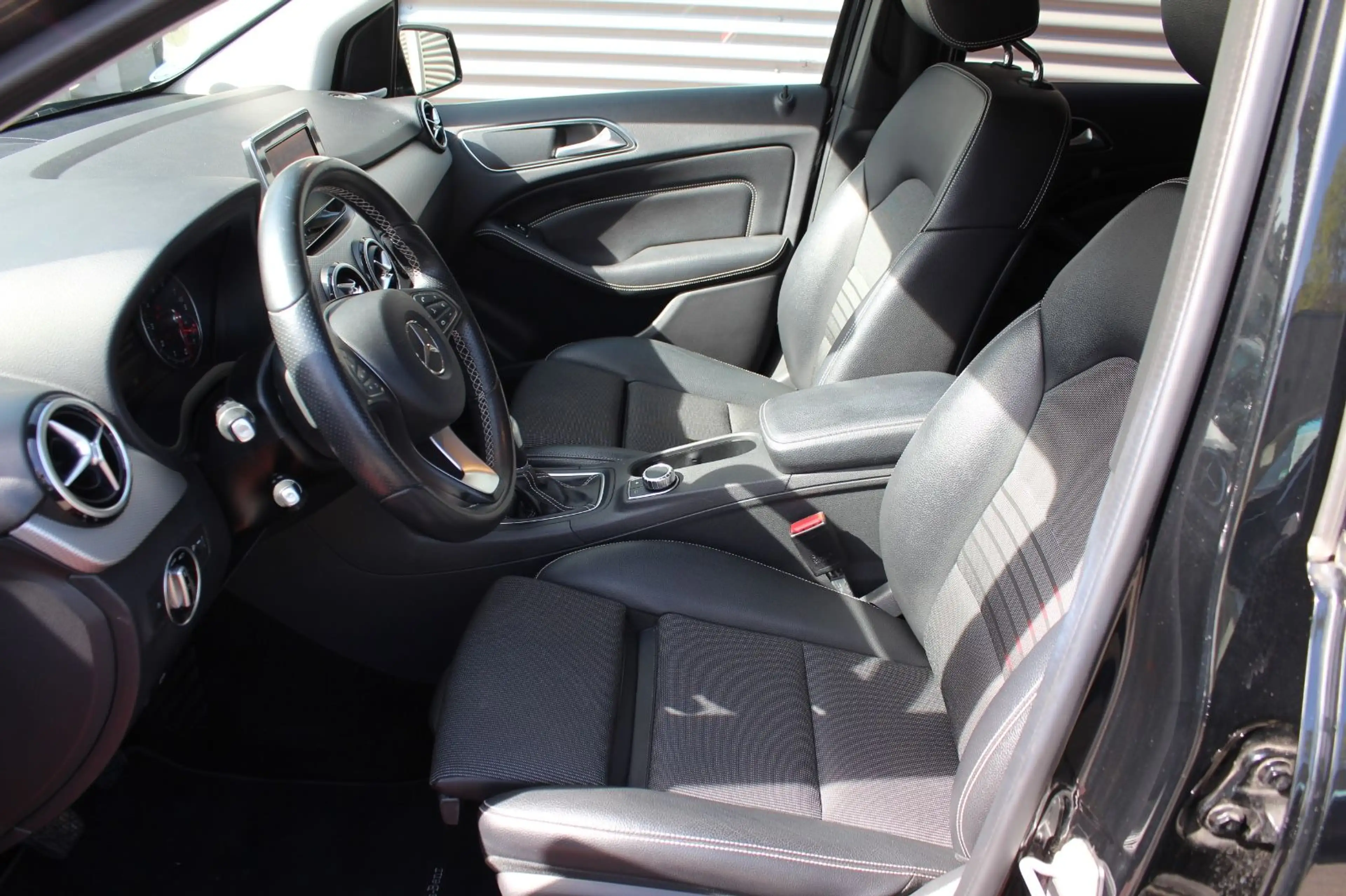 Mercedes-Benz B 180 URBAN KLIMA NAVI PDC 17.ZOLL ALU 2.Hd — photo 10