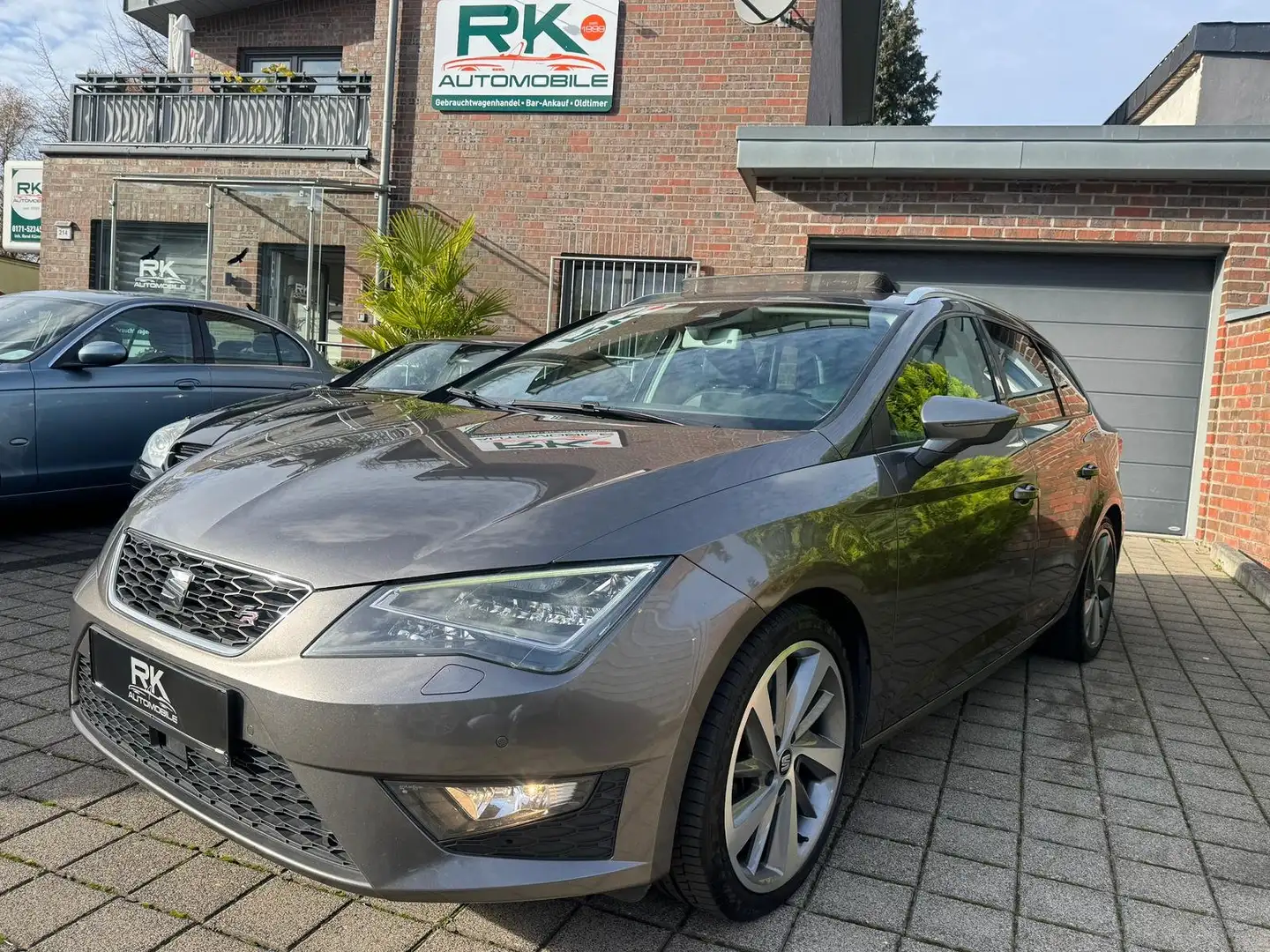 SEAT Leon FR ST-Line/Panorama + AHK Gris - 1