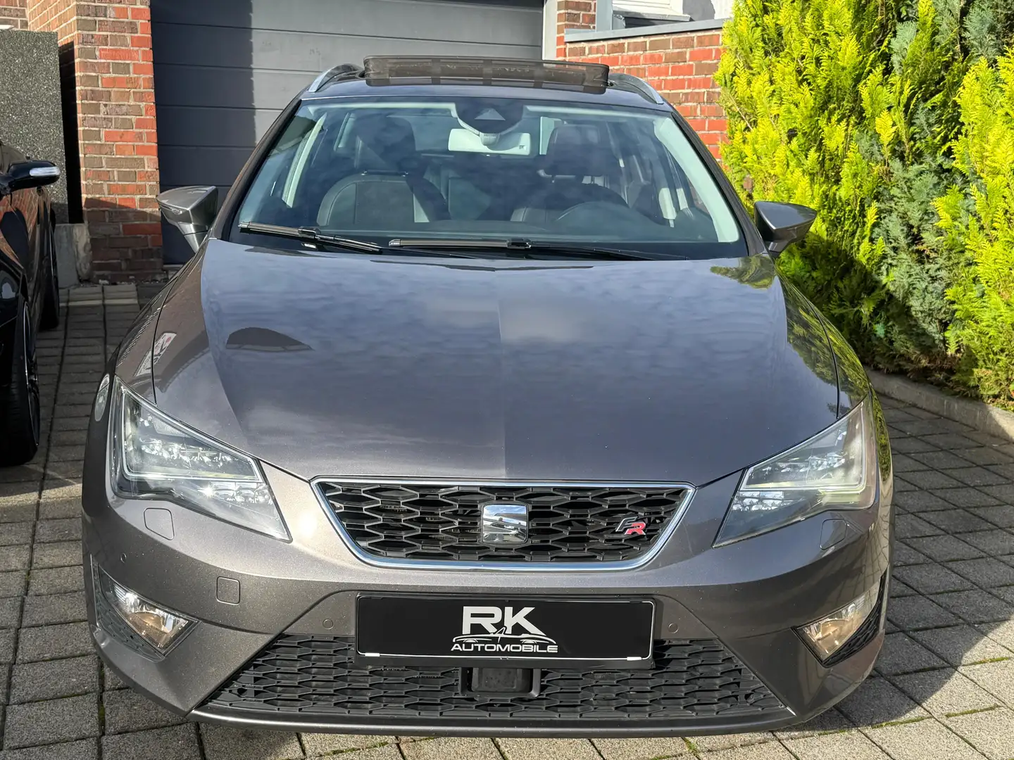 SEAT Leon FR ST-Line/Panorama + AHK Gris - 2