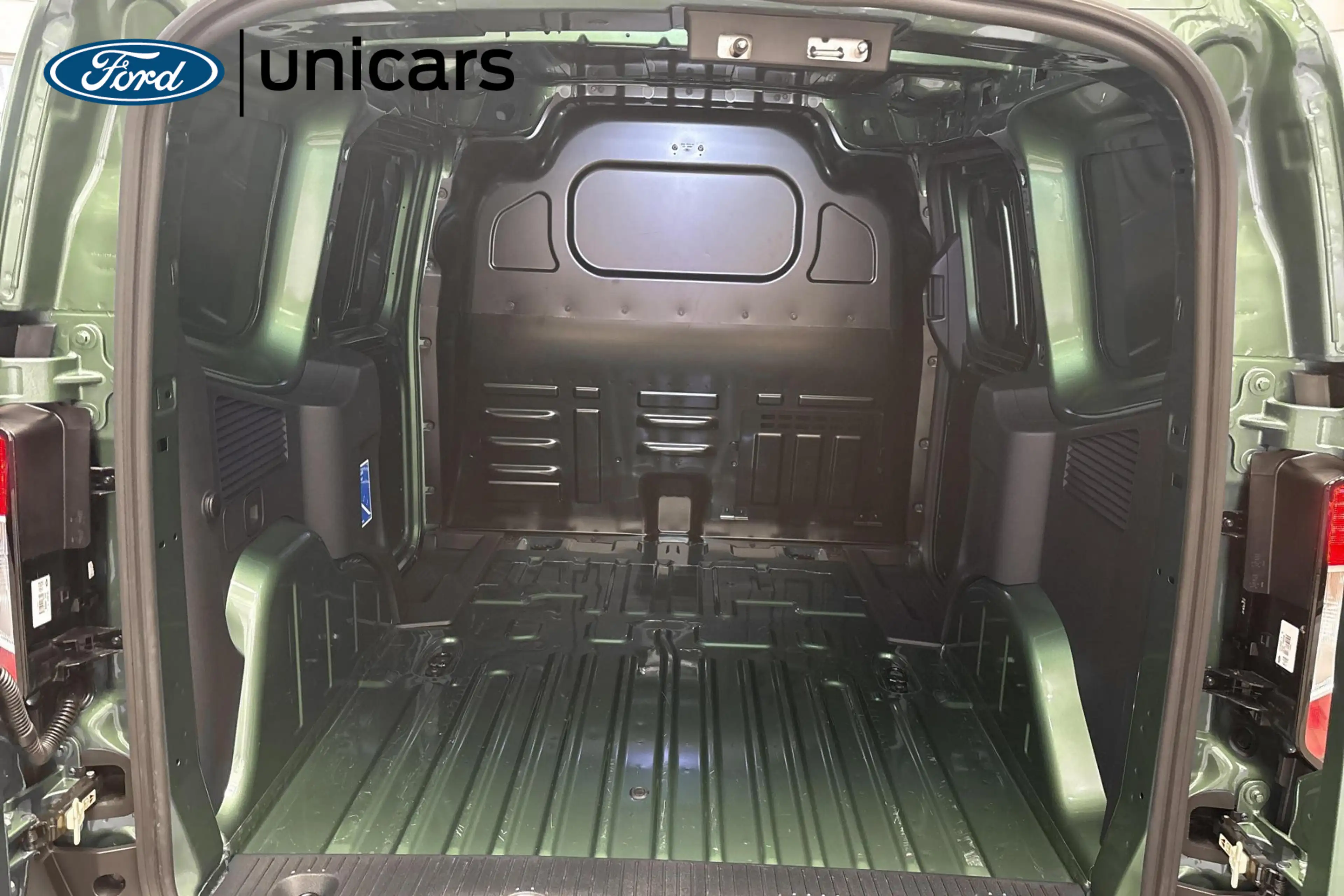 Ford Transit Courier 43kWh 100kW Limited — photo 10