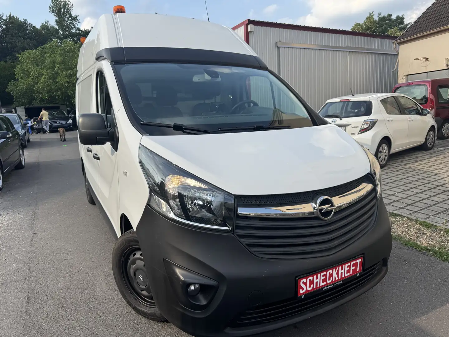 Opel Vivaro Kasten L1H1  2,9t/1.Hand/Scheckheft/Navi/Klima/AHK Weiß - 1
