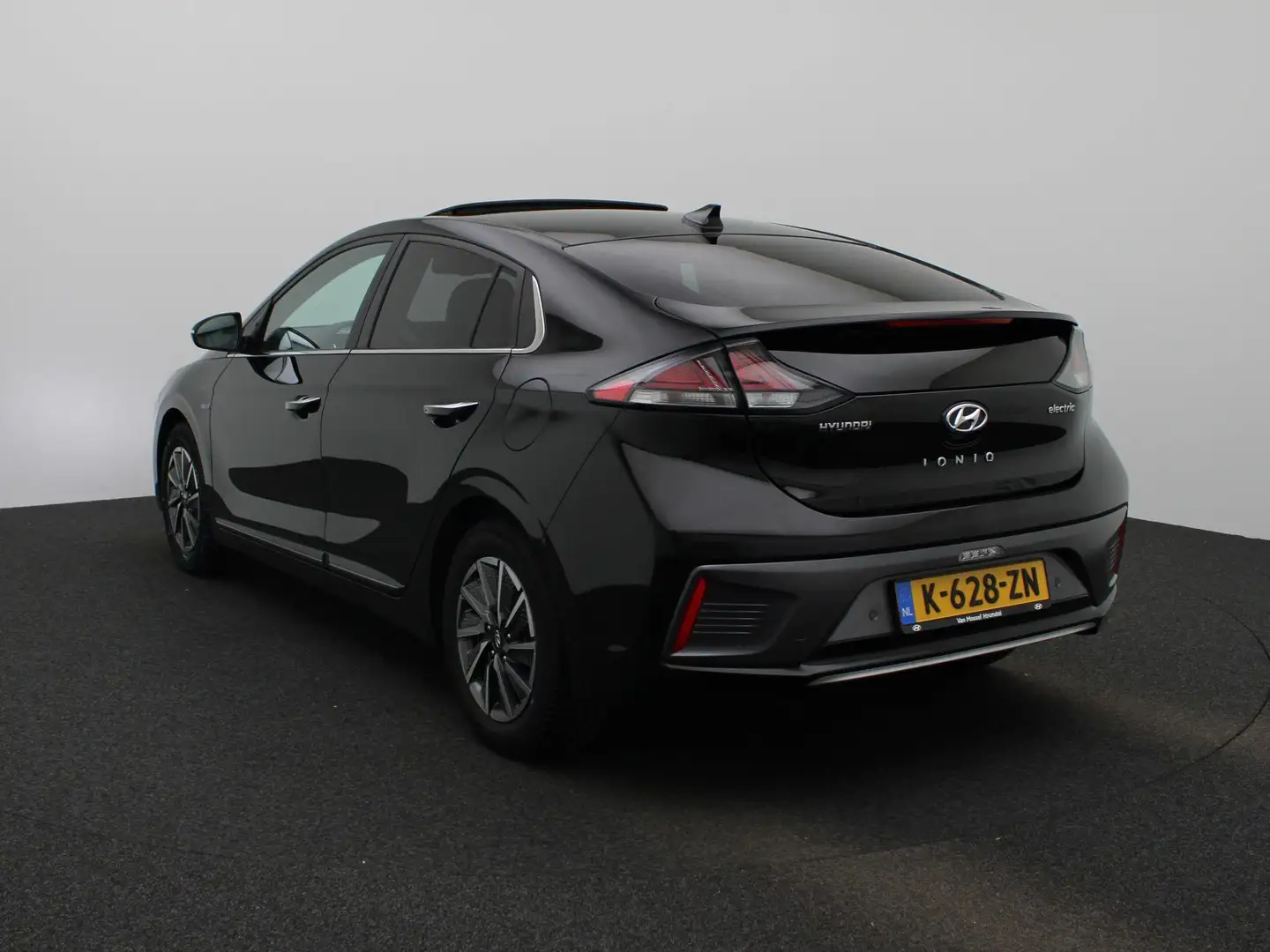 Hyundai IONIQ Premium EV 38 kWh PANORAMADAK | AUTOMAAT | LEDEREN Zwart - 2