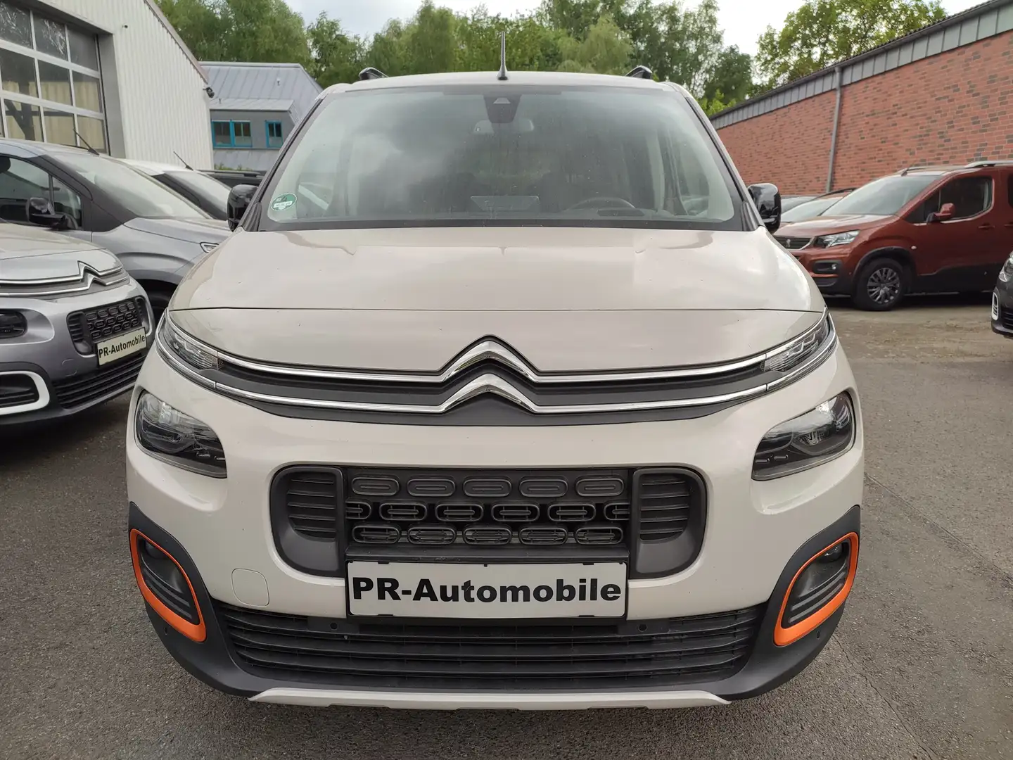 Citroen Berlingo XL 7-Sitzer 130 EAT8 SHINE XTR Navi+Cam Beige - 2