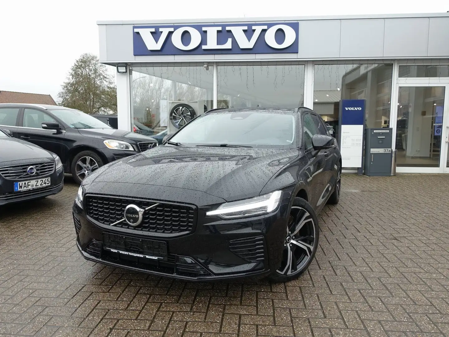 Volvo V60 Ultra T8 AWD Plug-in Hybrid/Massage/Pano/B&W Schwarz - 1