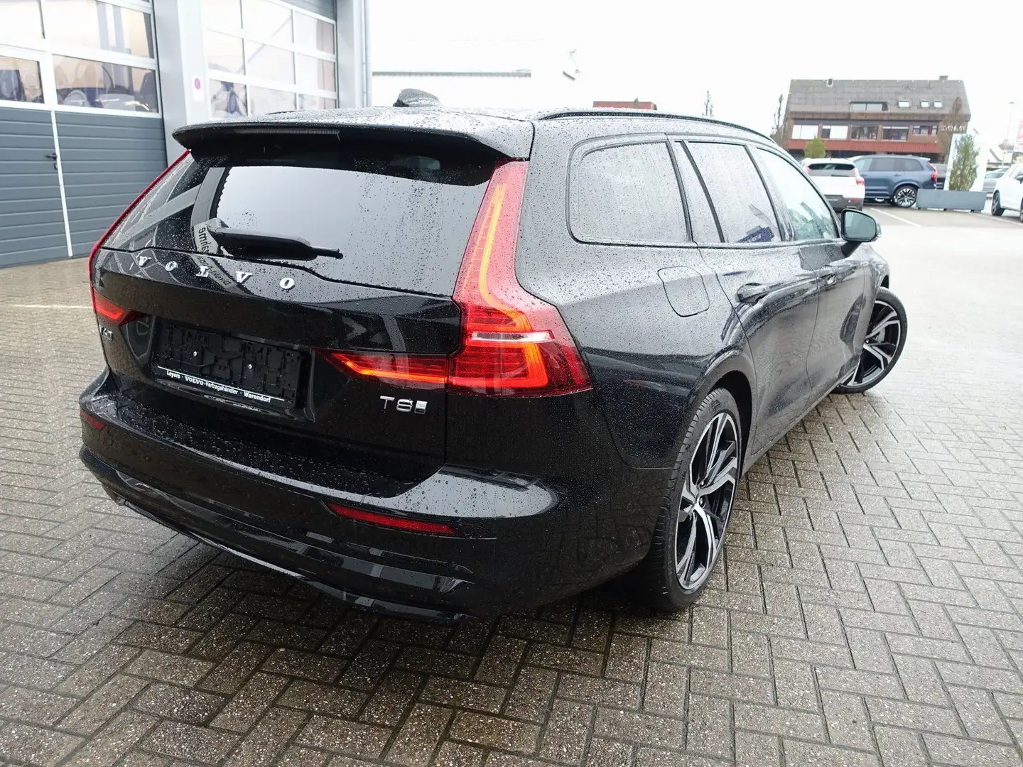 Volvo V60 Ultra T8 AWD Plug-in Hybrid/Massage/Pano/B&W Schwarz - 2