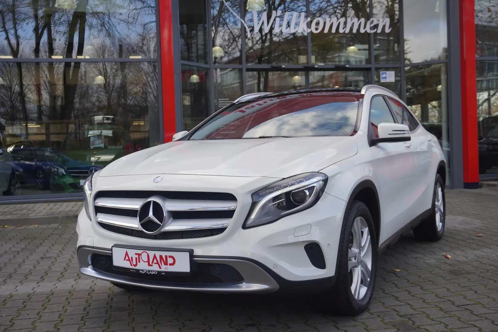 Mercedes-Benz GLA 200 d Navi Sitzheizung Bi-Xenon Panorama Weiß - 2