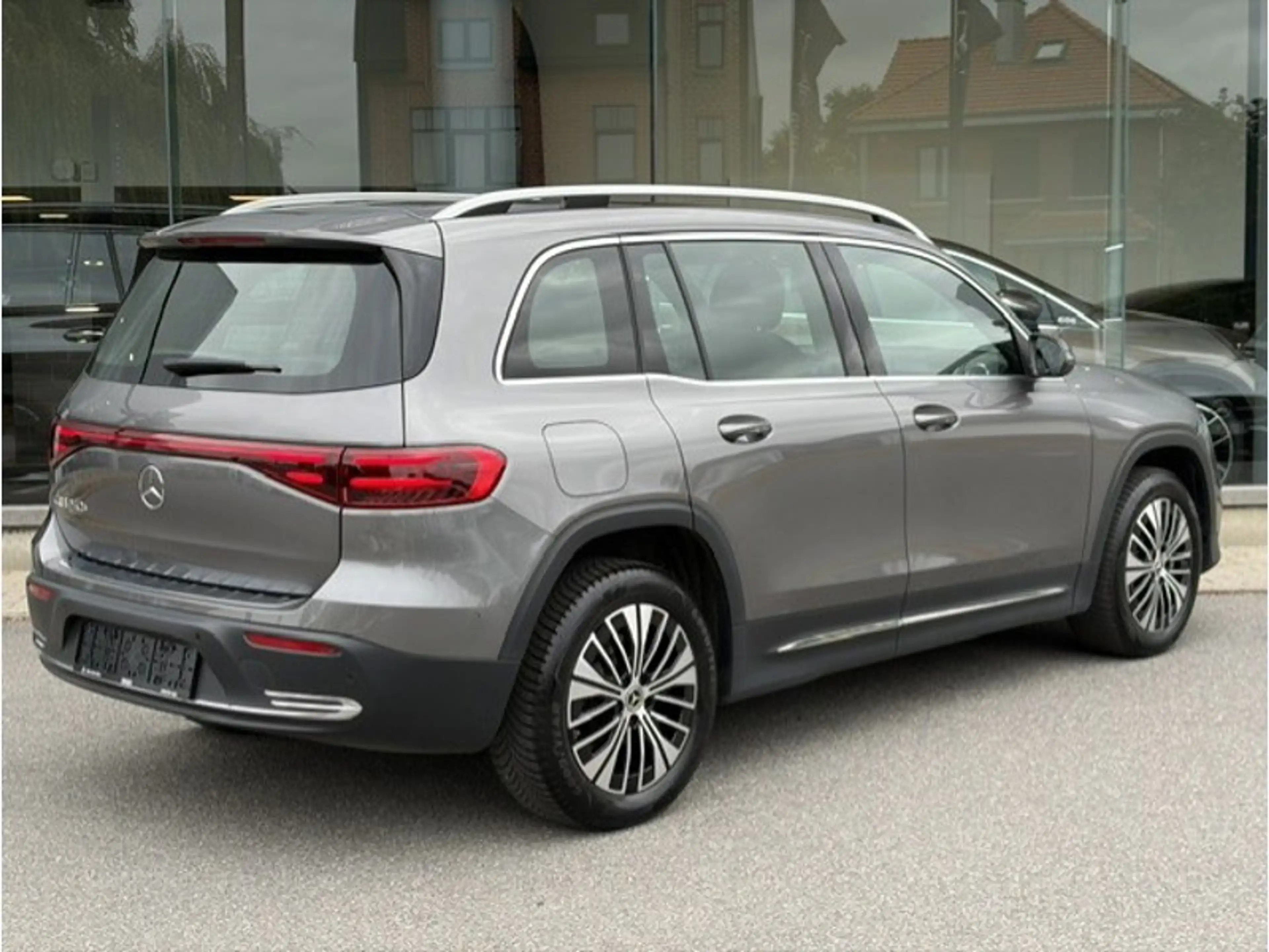 Mercedes-Benz EQB 250 + Luxury Line Toit Pano 7 places — photo 5