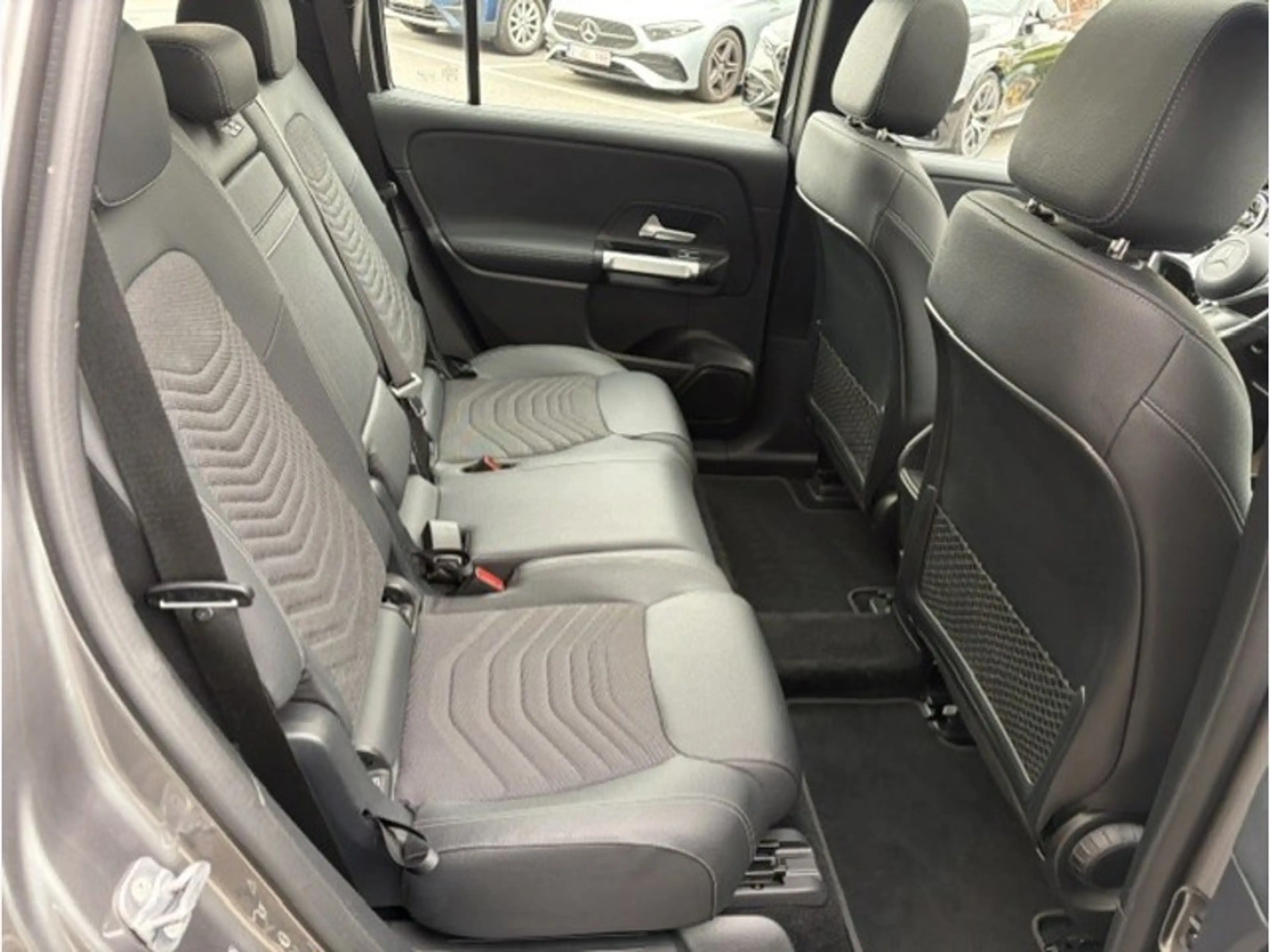 Mercedes-Benz EQB 250 + Luxury Line Toit Pano 7 places — photo 12
