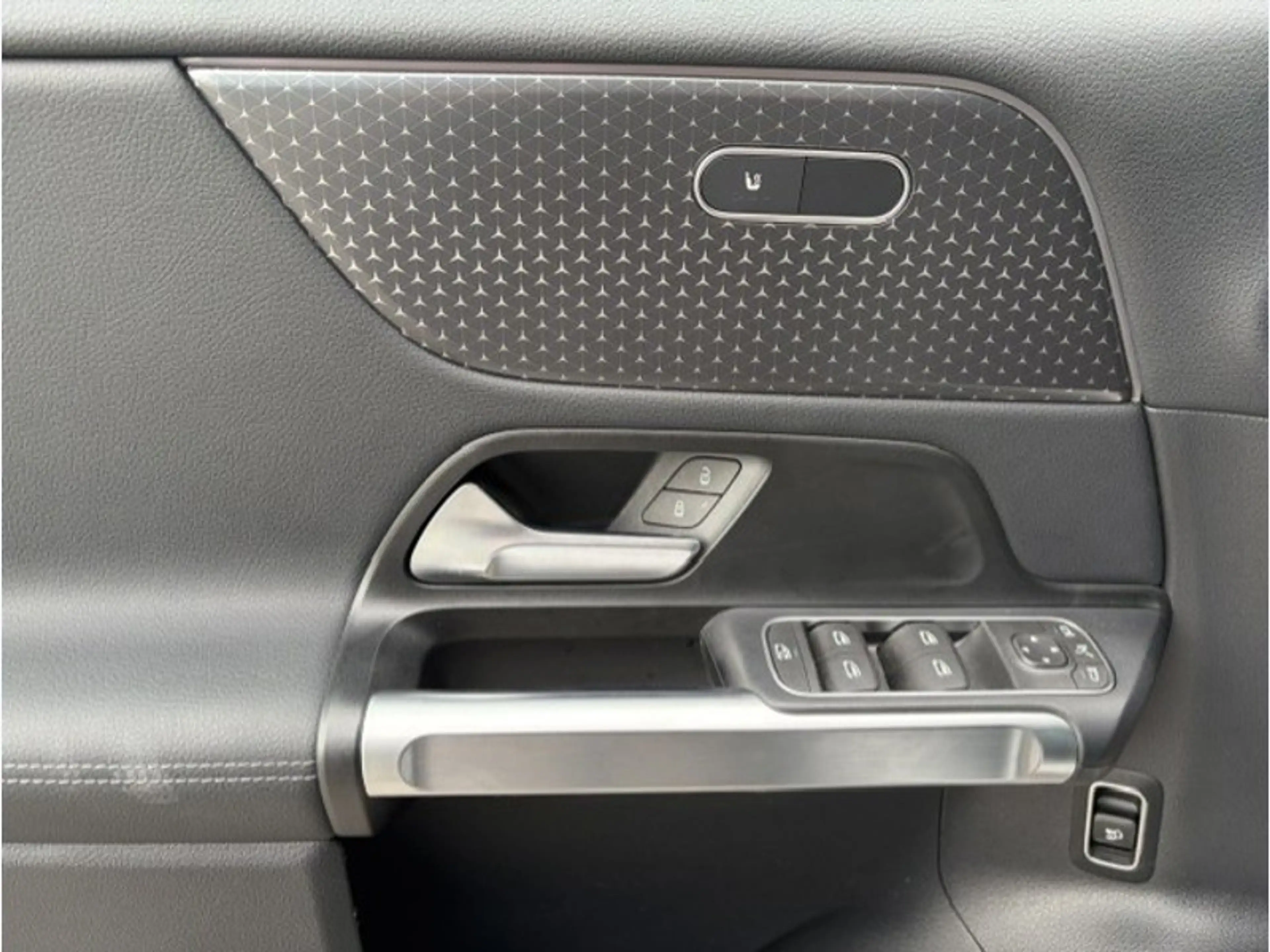 Mercedes-Benz EQB 250 + Luxury Line Toit Pano 7 places — photo 14