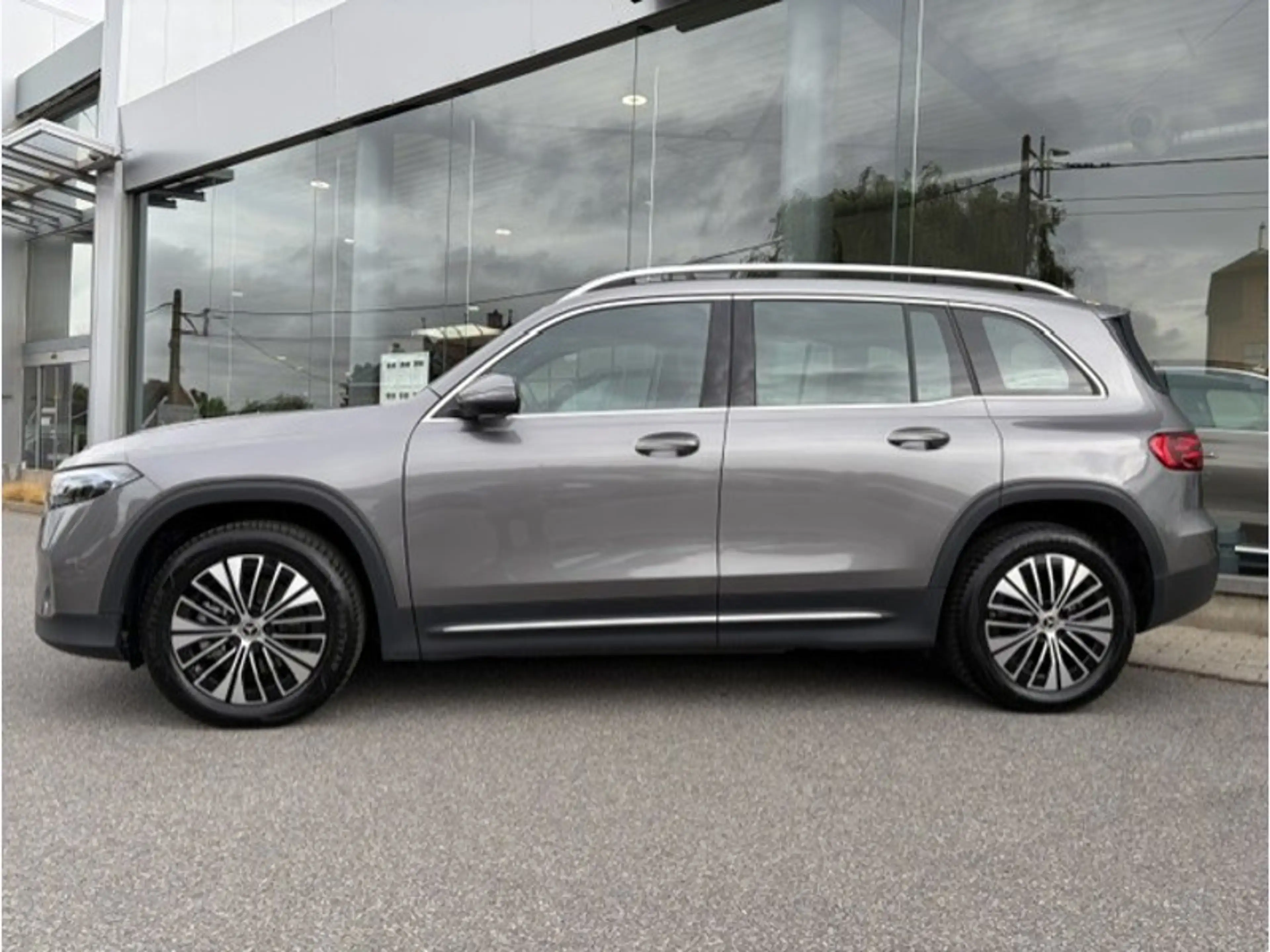 Mercedes-Benz EQB 250 + Luxury Line Toit Pano 7 places — photo 7