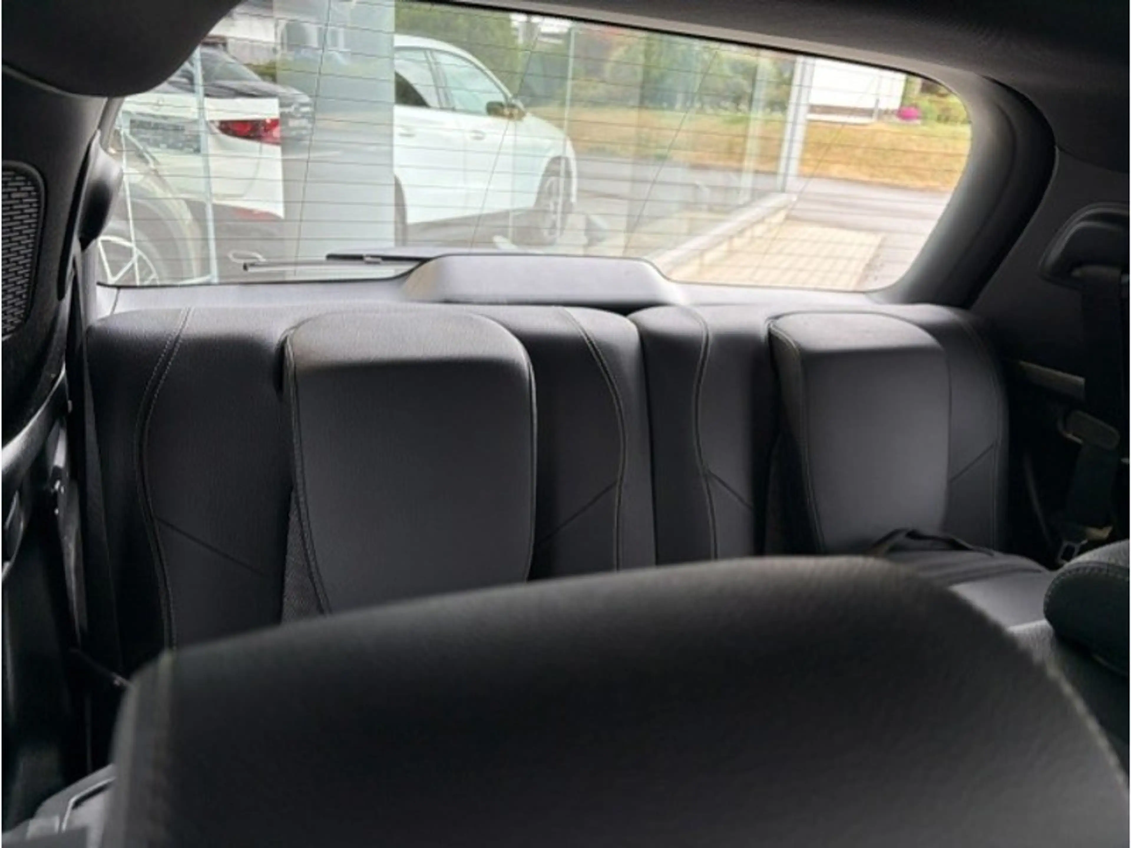 Mercedes-Benz EQB 250 + Luxury Line Toit Pano 7 places — photo 11