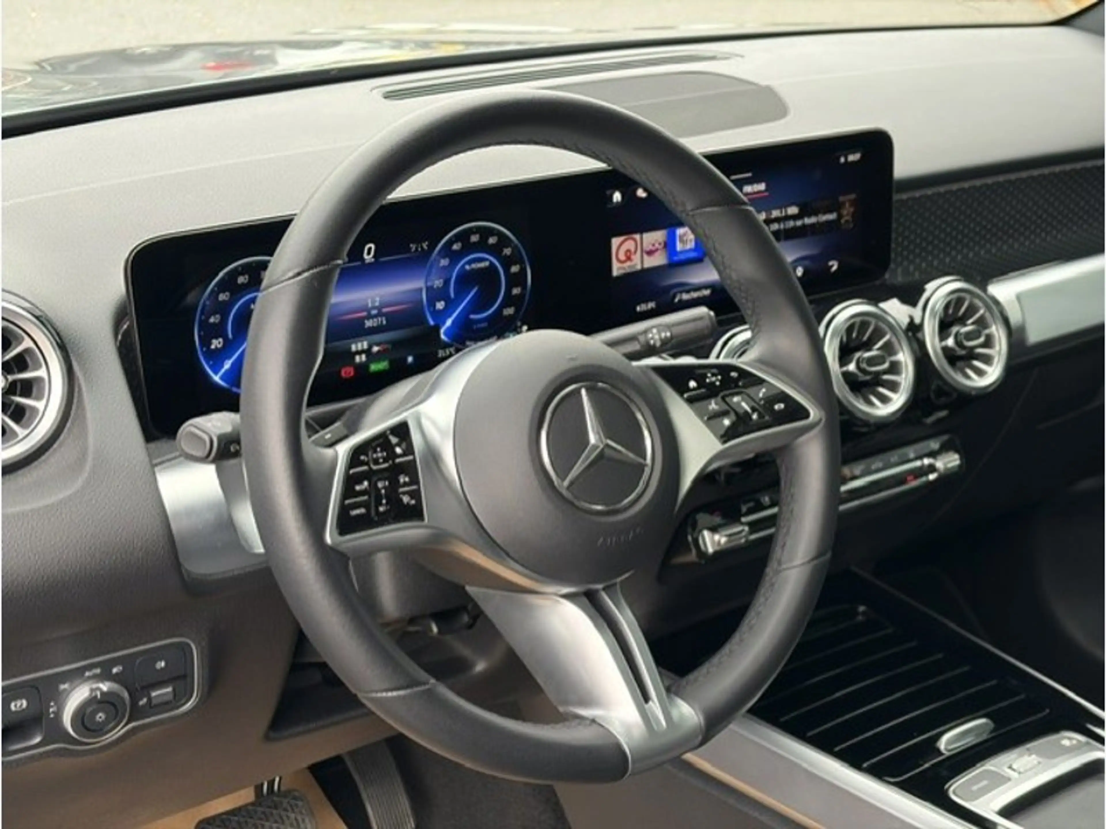 Mercedes-Benz EQB 250 + Luxury Line Toit Pano 7 places — photo 3