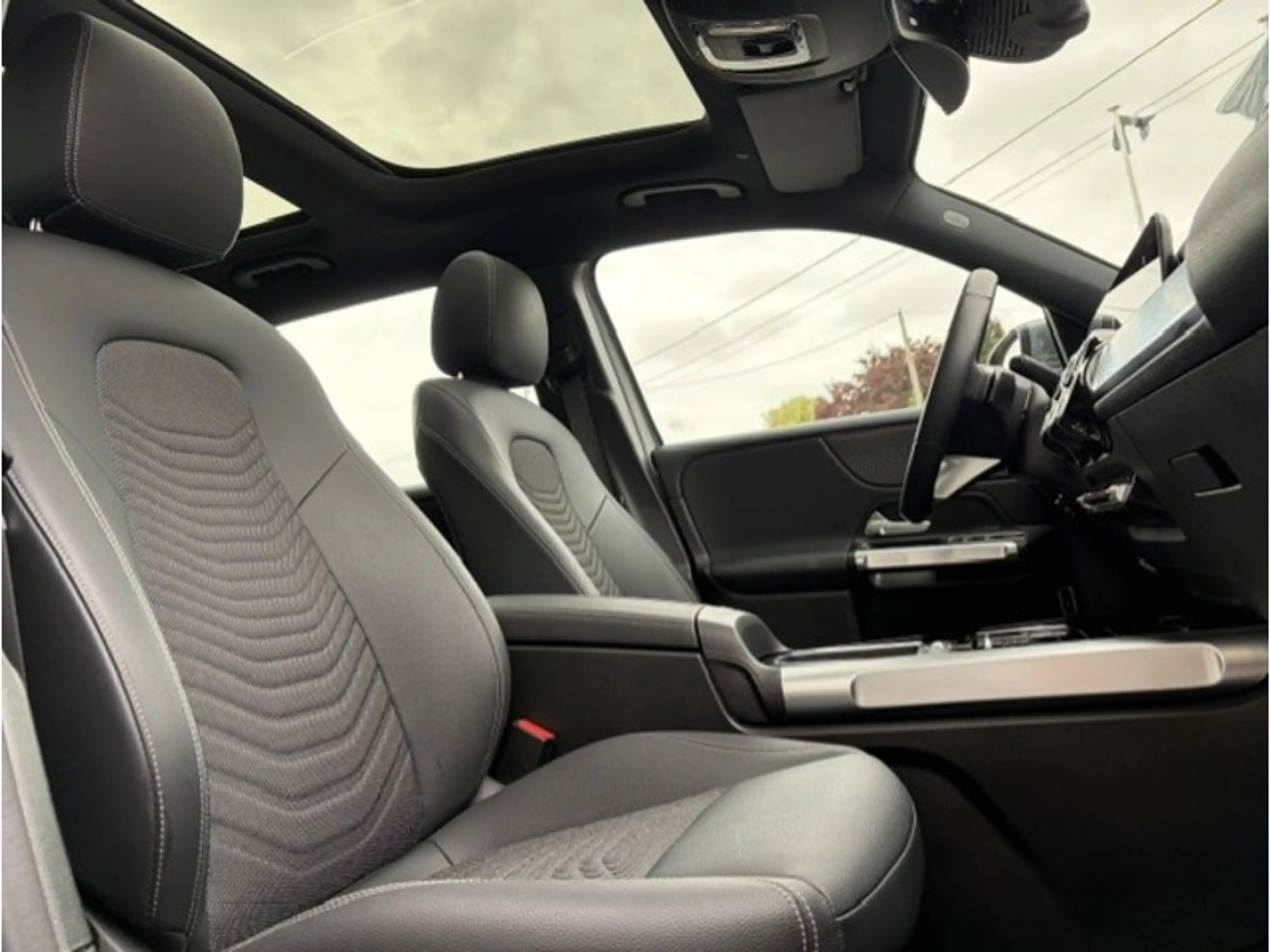 Mercedes-Benz EQB 250 + Luxury Line Toit Pano 7 places — photo 13