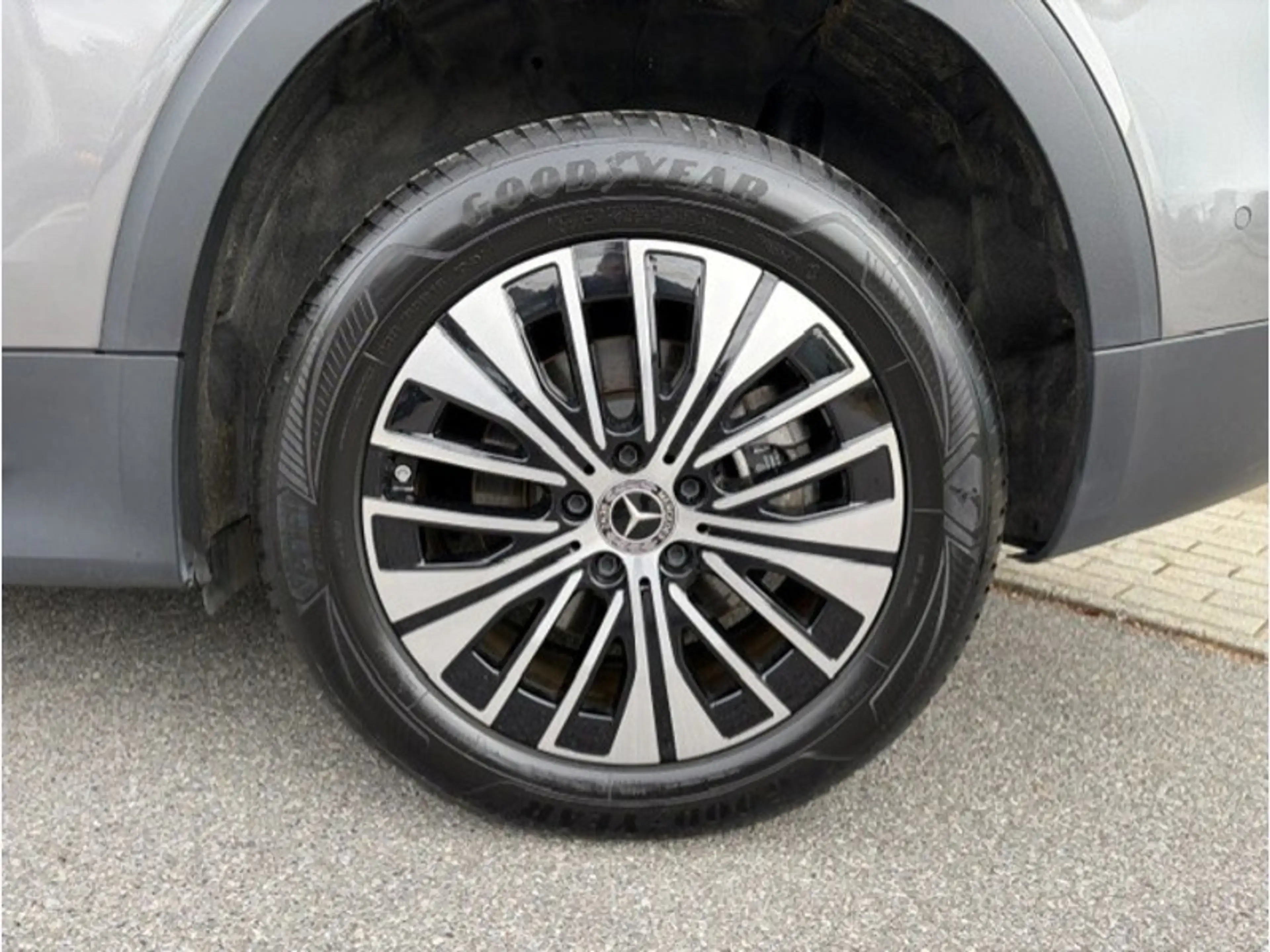 Mercedes-Benz EQB 250 + Luxury Line Toit Pano 7 places — photo 6