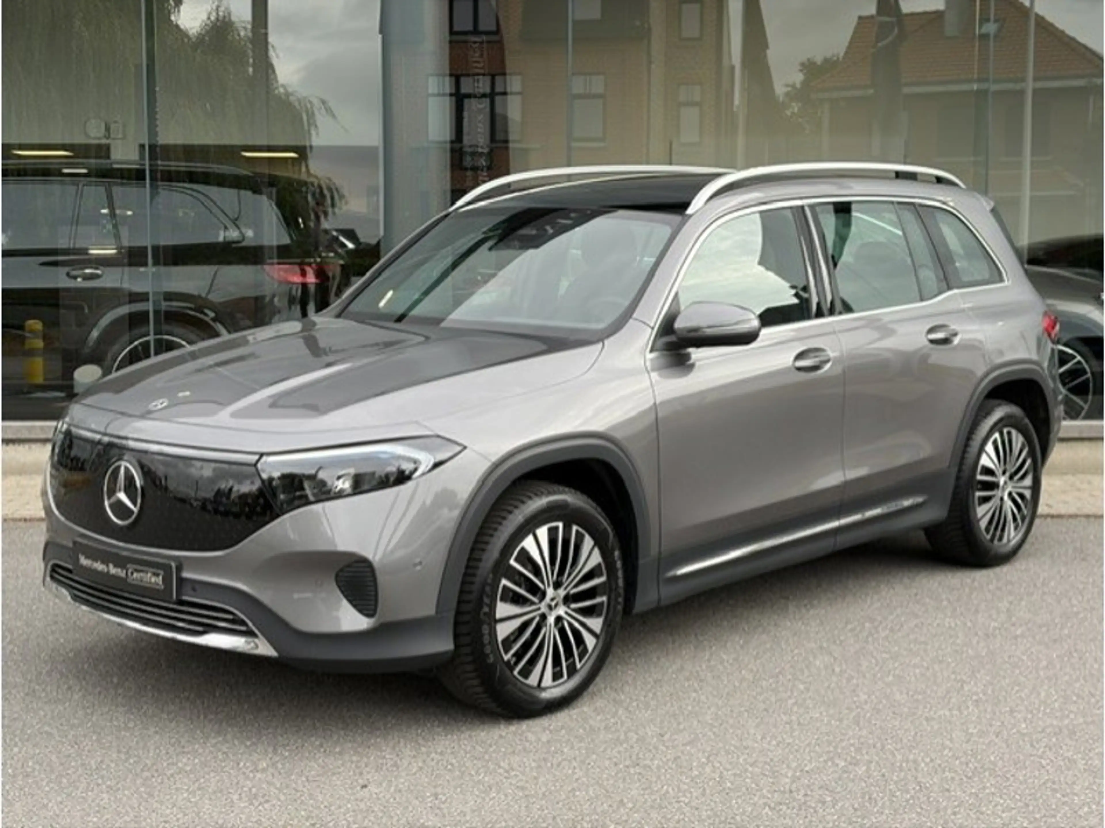 Mercedes-Benz EQB 250 + Luxury Line Toit Pano 7 places — photo 4
