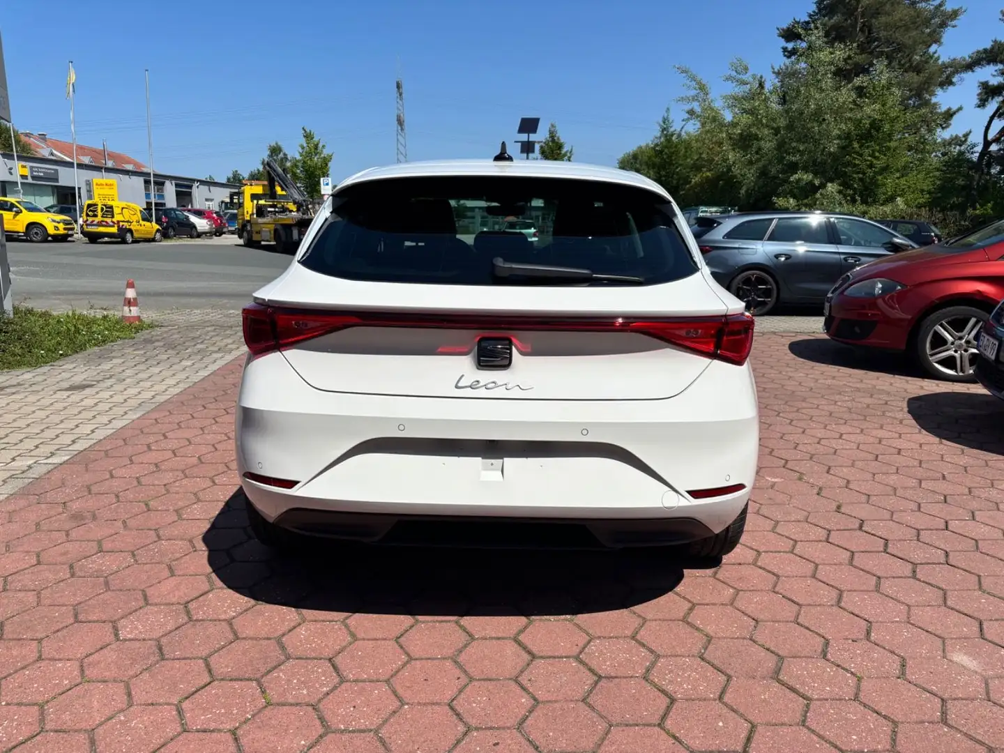 SEAT Leon 1.5 eTSI 110 kW Style, FullLink, Kamera,SHZ Weiß - 2