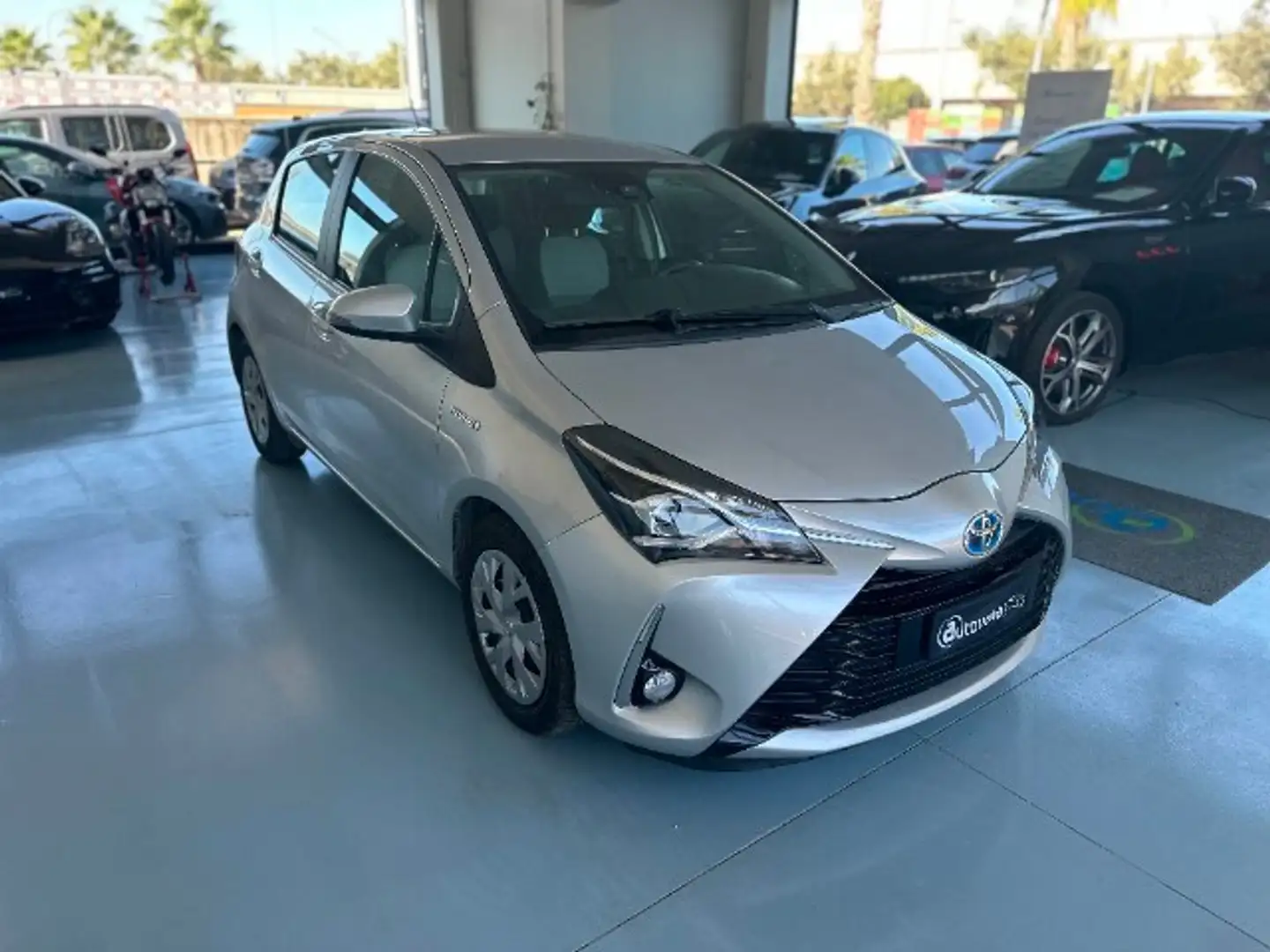 Toyota Yaris 1.5 Hybrid 5p. Active Silber - 2