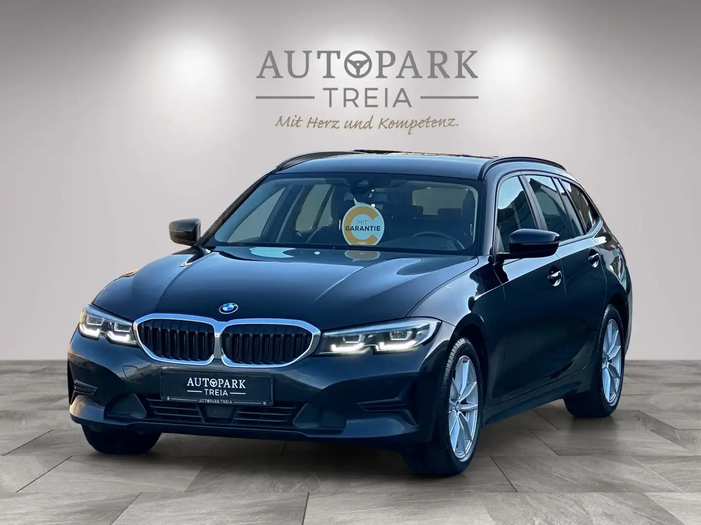 BMW 320 d Touring xDrive Advantage (VIRTUAL-ACC-LED) Zwart - 1
