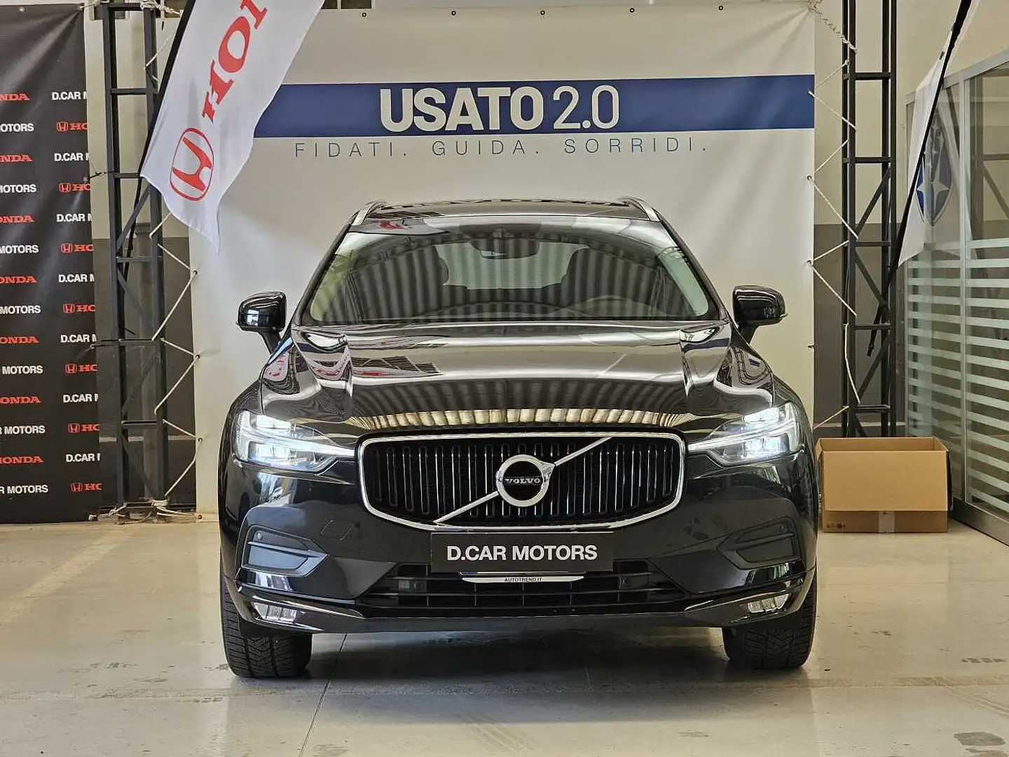Volvo XC60 B4 (d) AWD Geartronic Momentum Nero - 1
