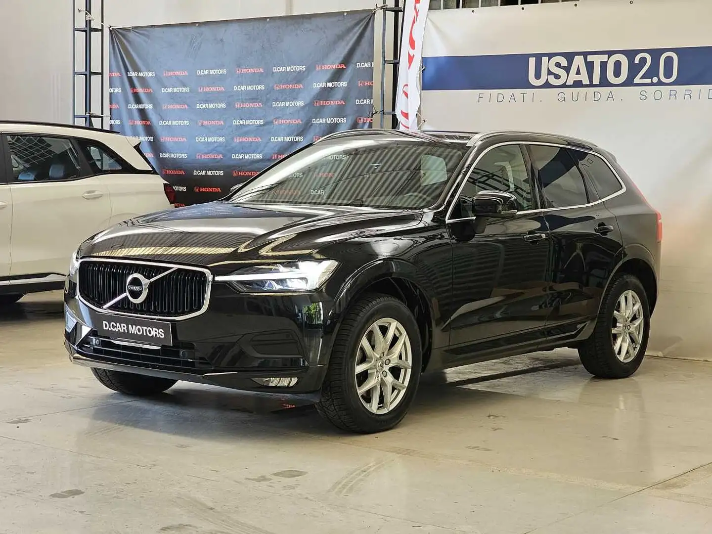 Volvo XC60 B4 (d) AWD Geartronic Momentum Nero - 2