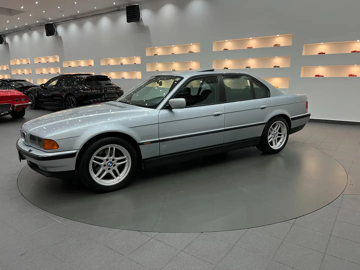 BMW 750 Argent - 2