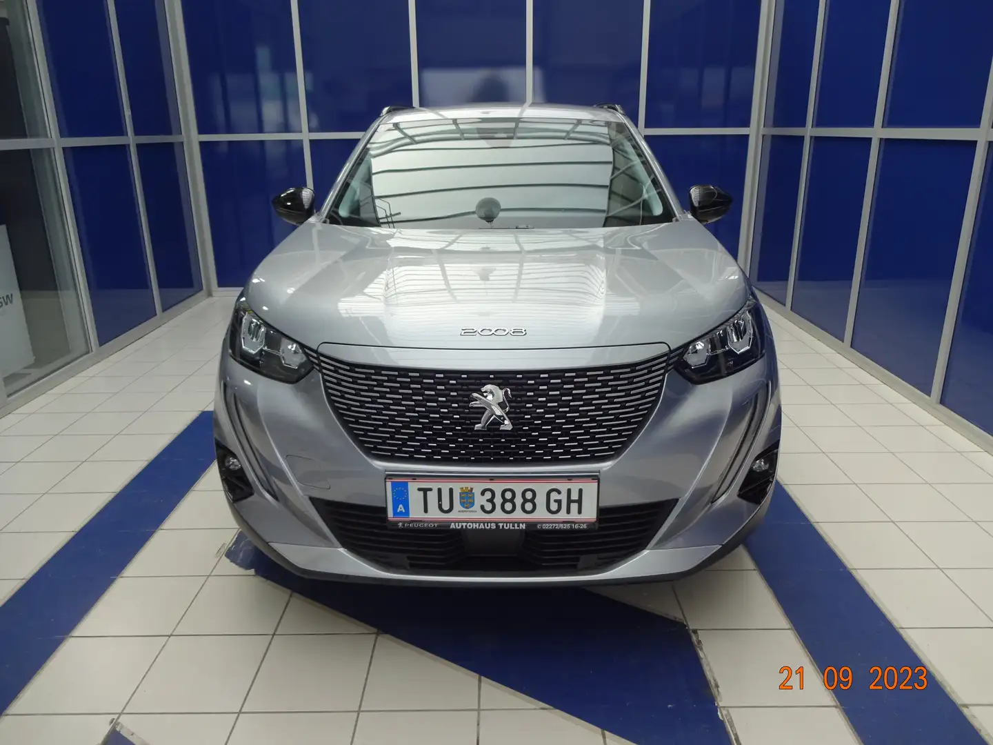 Peugeot 2008 e-2008 50kWh Allure Grau - 2