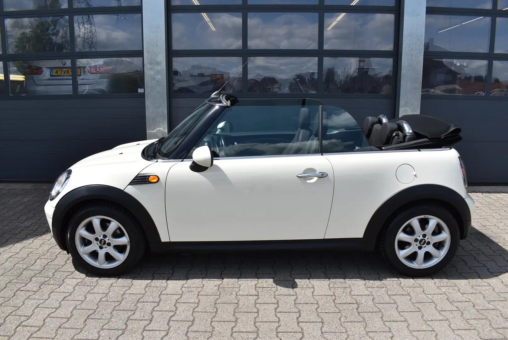 MINI Cooper Cabrio Mini 1.6 120pk Wit - 2