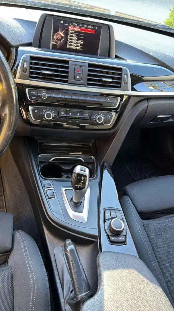 BMW 318 318d Touring M Sport Aut. M Sport Schwarz - 2