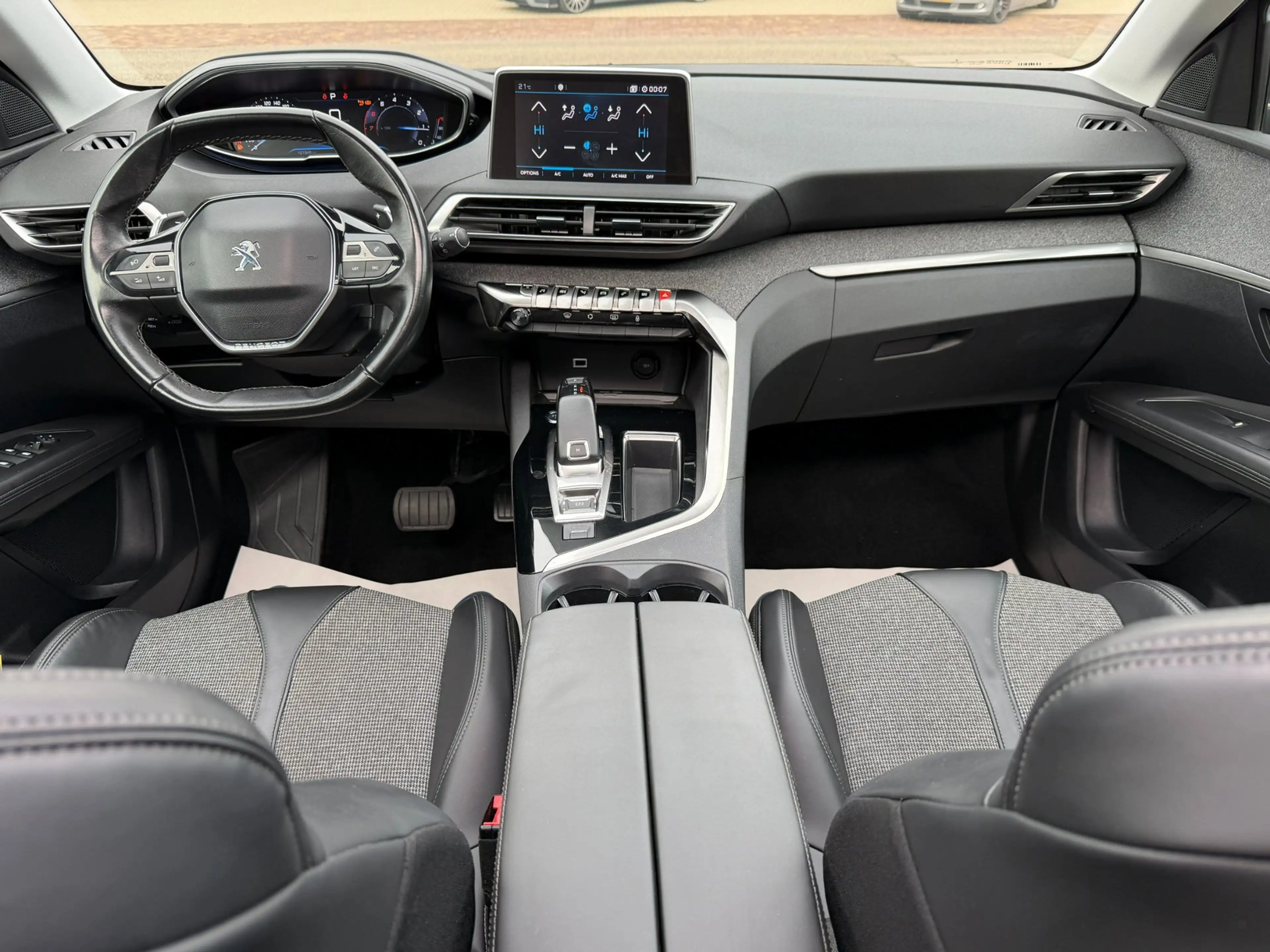 Peugeot 3008 1.2 PureTech Allure l PANO — photo 4