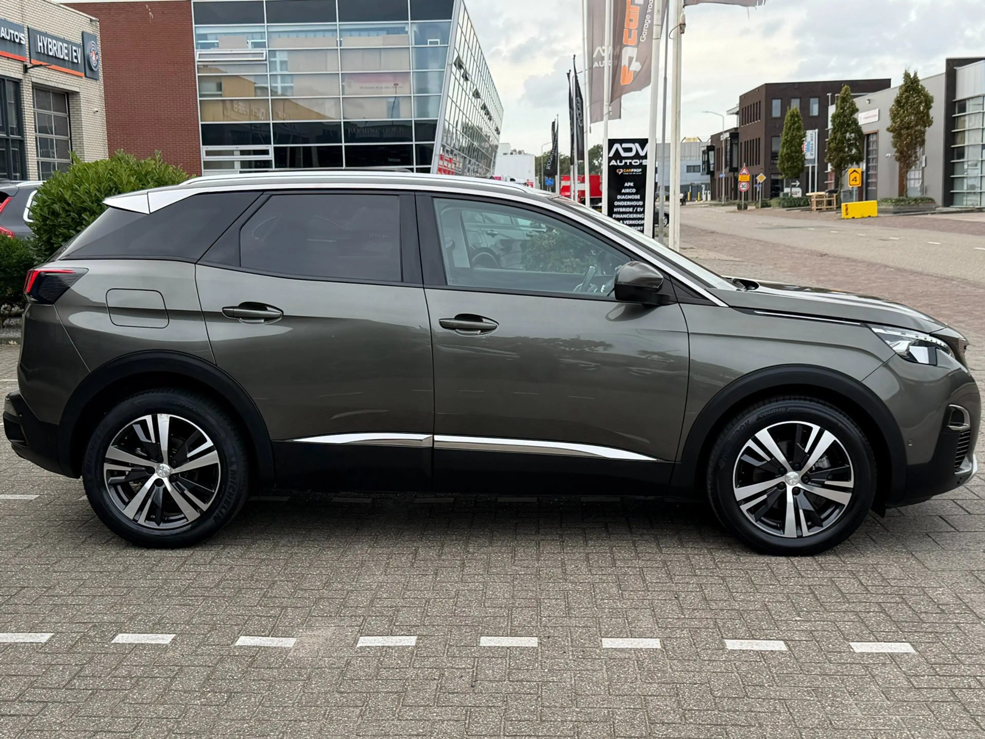 Peugeot 3008 1.2 PureTech Allure l PANO — photo 12