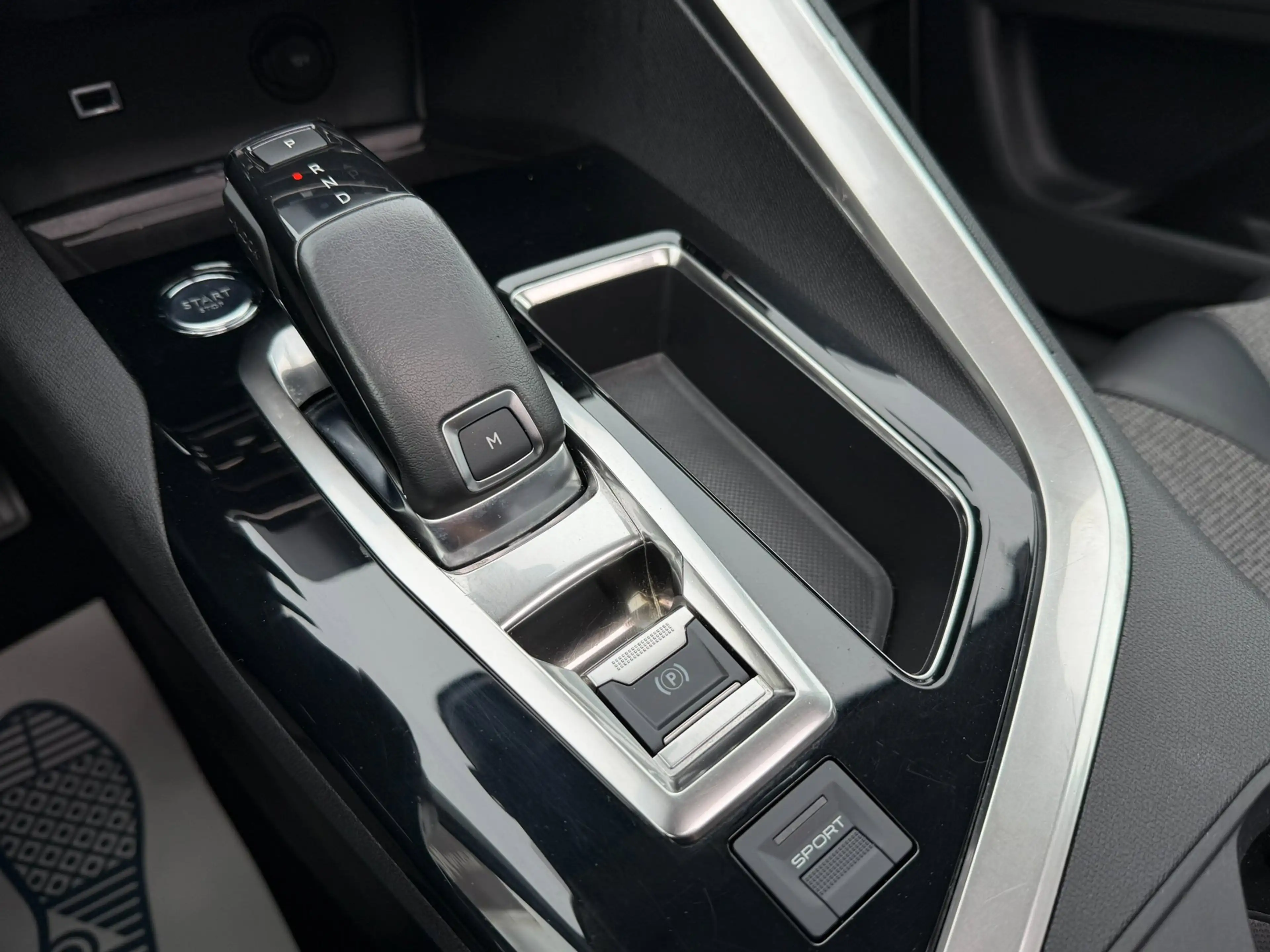 Peugeot 3008 1.2 PureTech Allure l PANO — photo 6