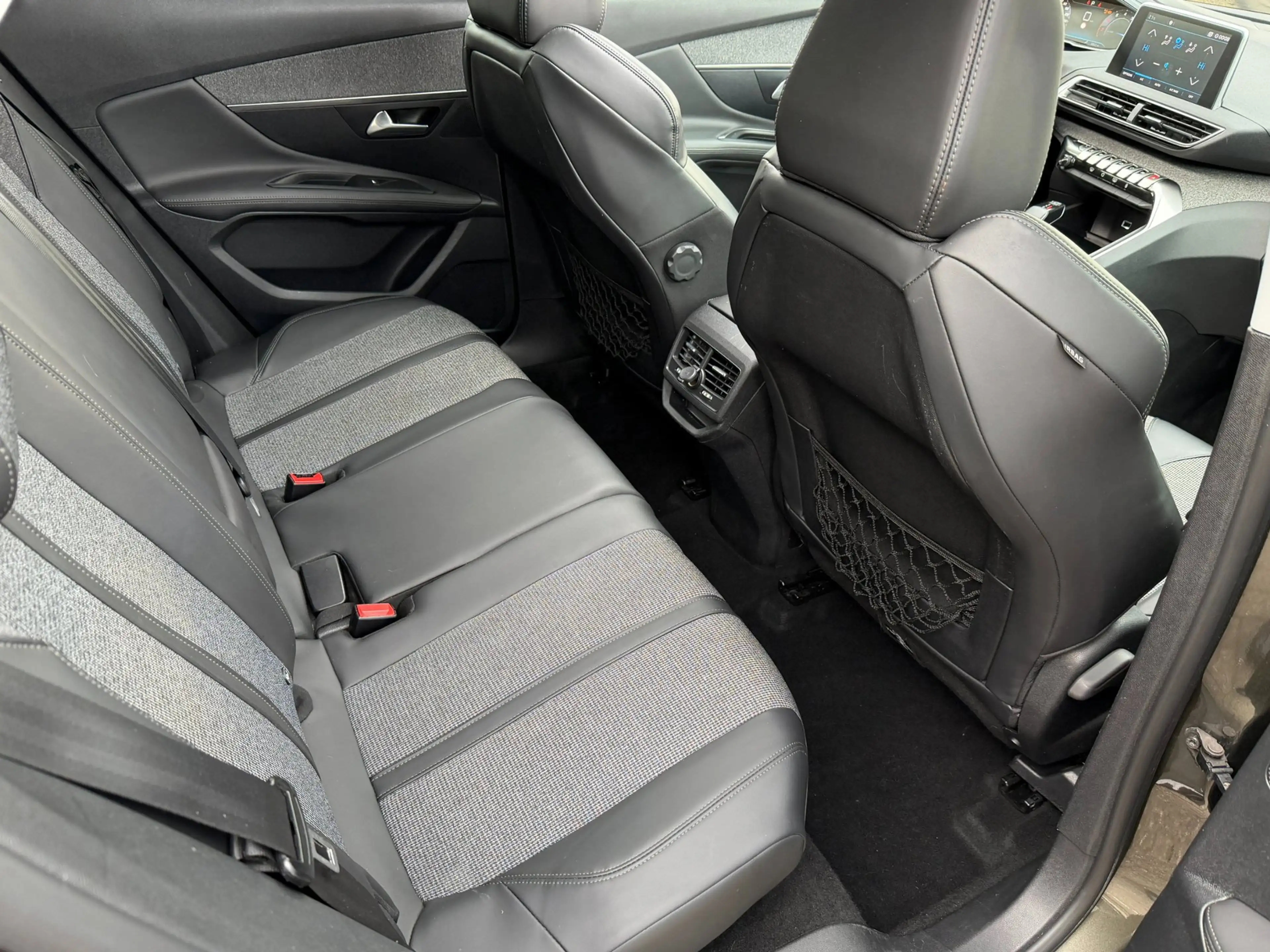 Peugeot 3008 1.2 PureTech Allure l PANO — photo 17
